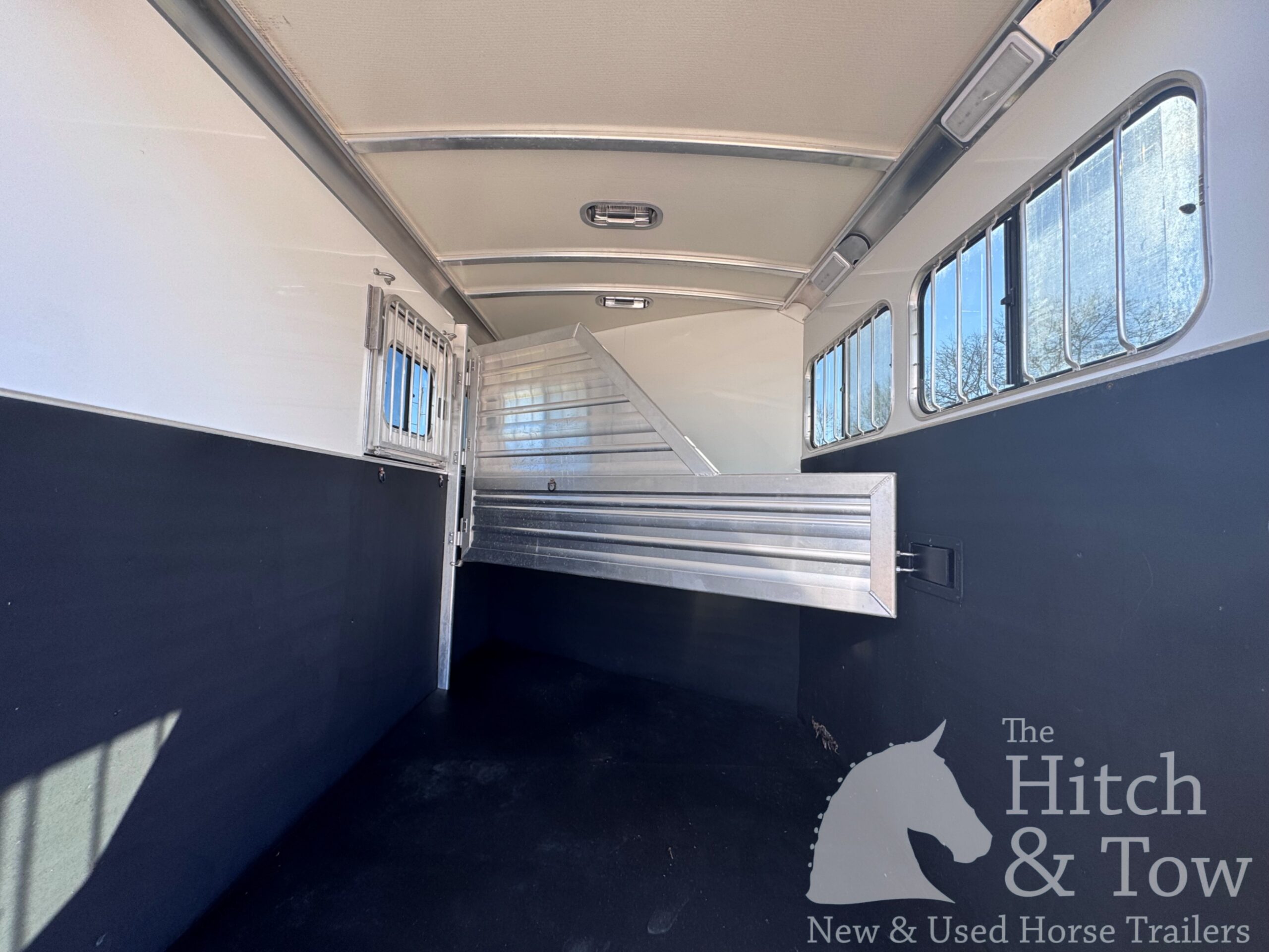 2019 CIMARRON 2 HORSE SLANT BUMPER PULL W/ UPGRADES! $22,500