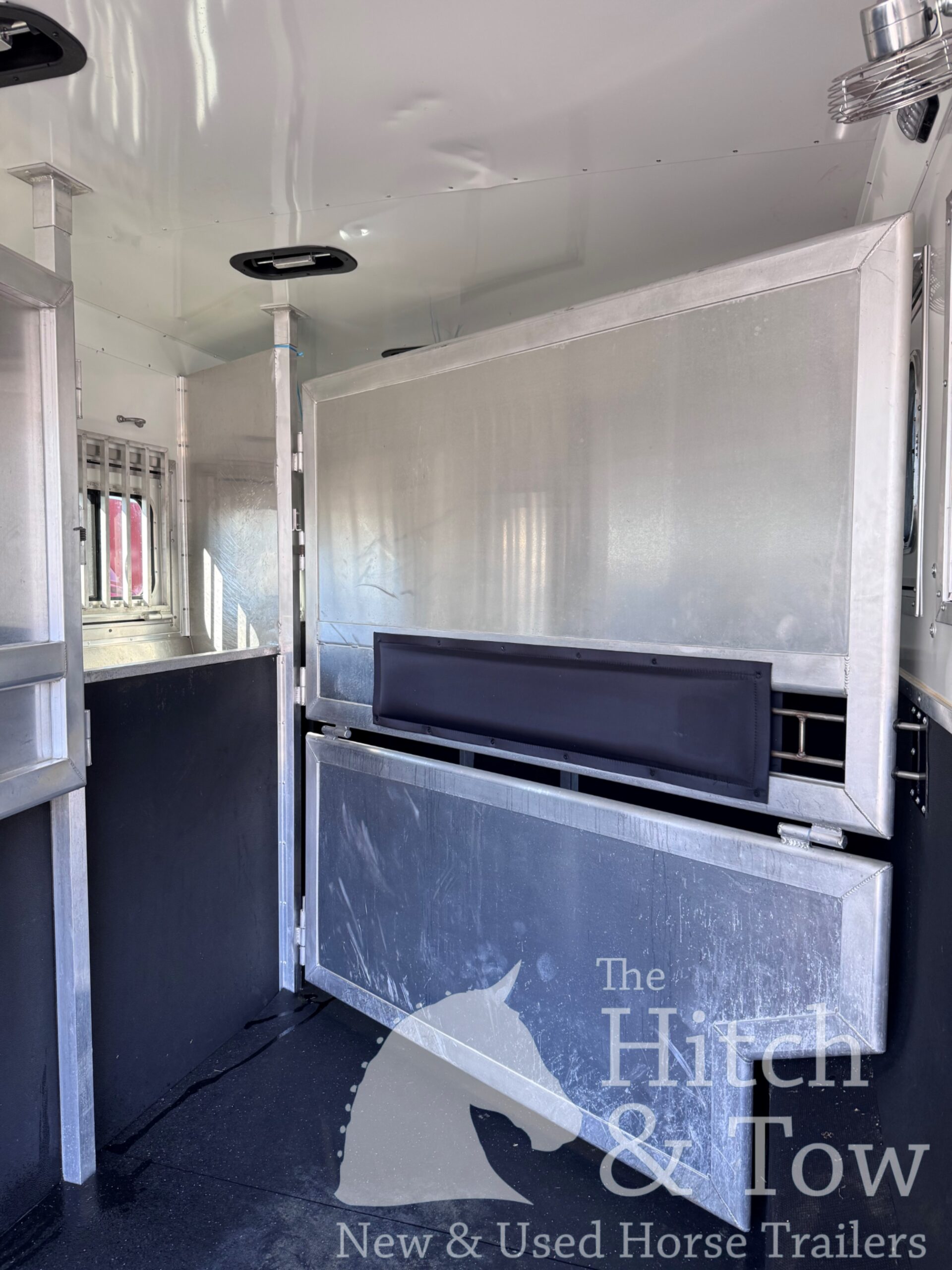 2023 LAKOTA CHARGER EDITION 4 HORSE GOOSENECK WITH 16′ LQ & SLIDE OUT! $69,900