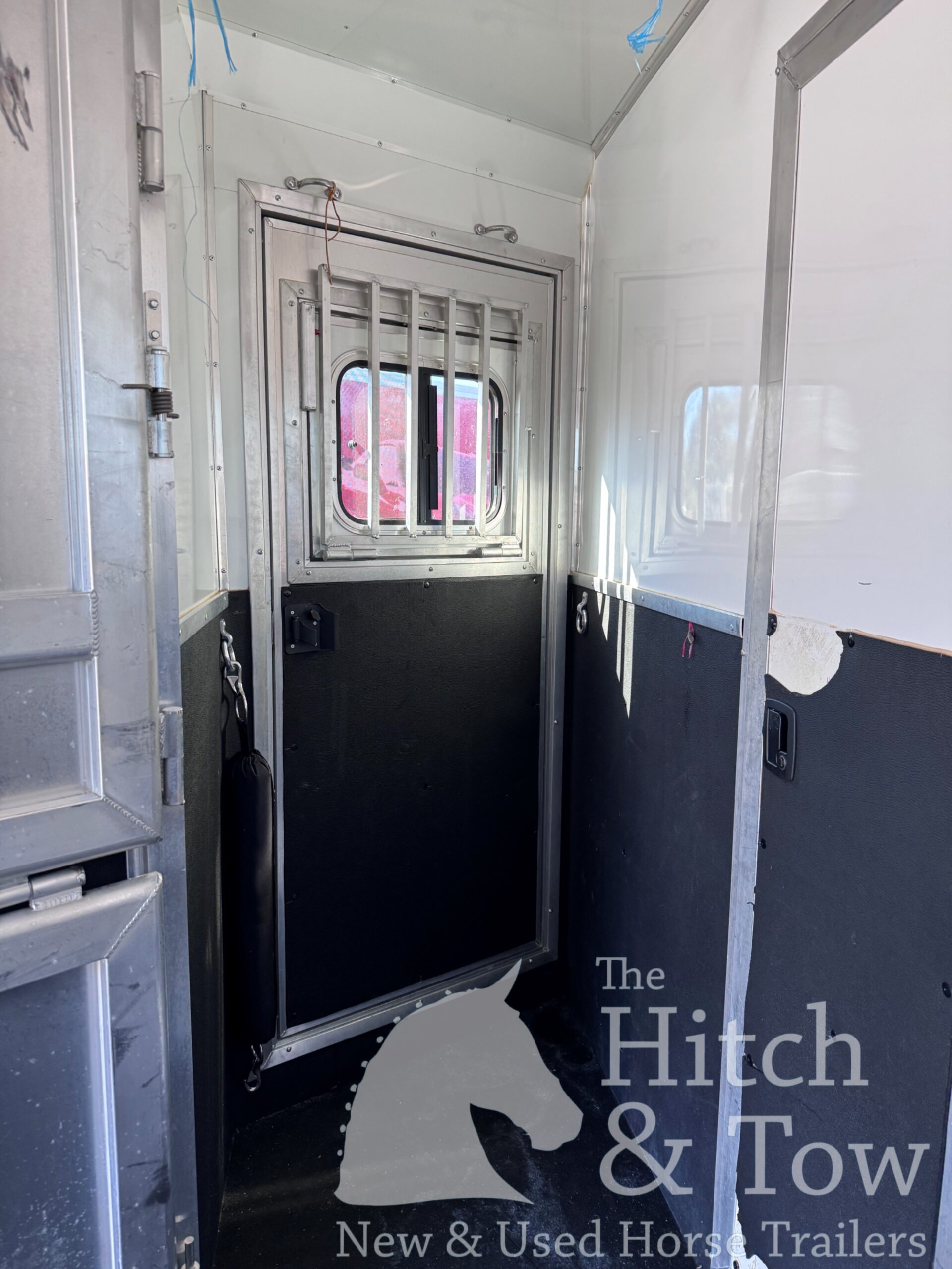 2023 LAKOTA CHARGER EDITION 4 HORSE GOOSENECK WITH 16′ LQ & SLIDE OUT! $69,900