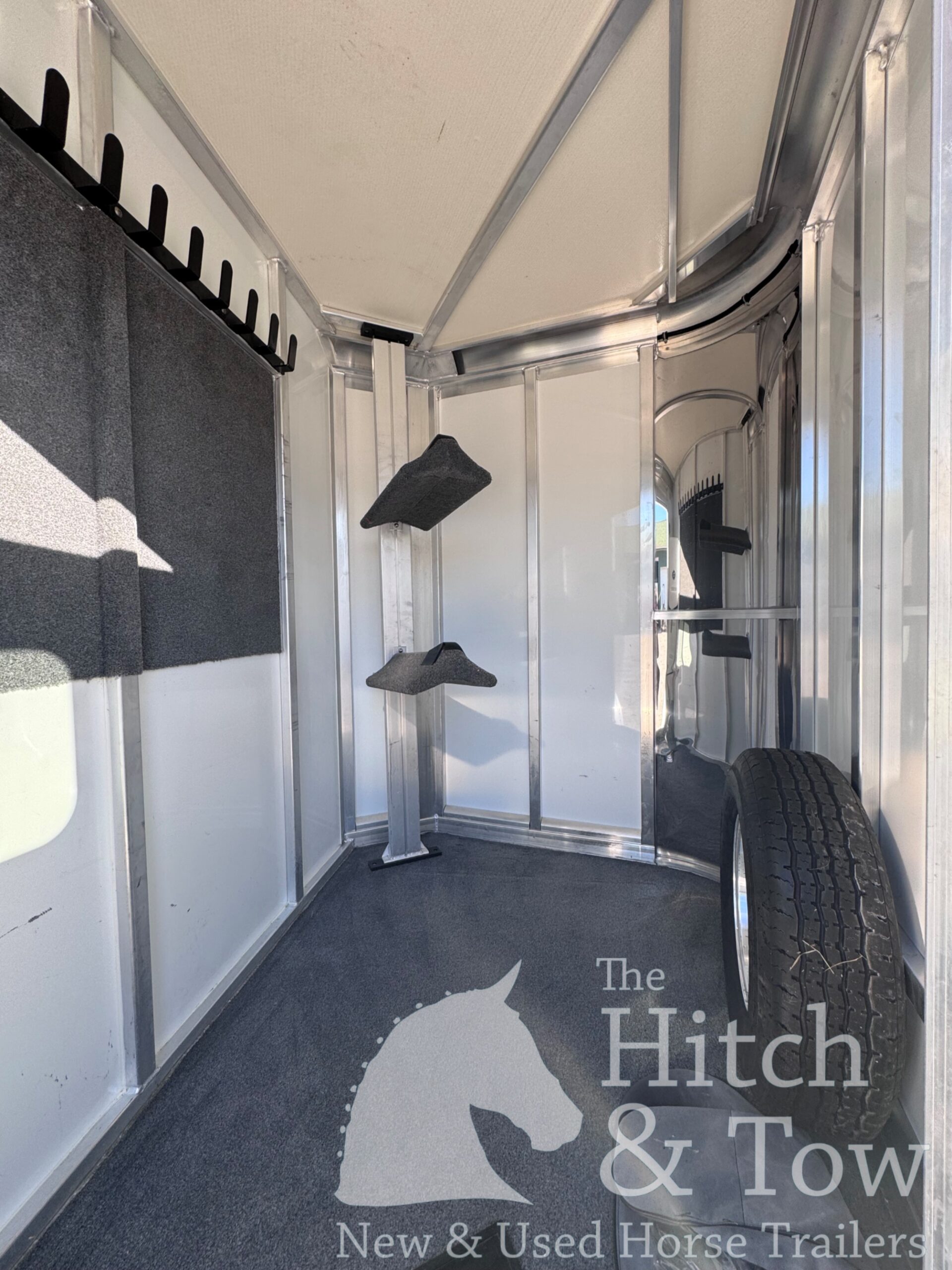 2019 CIMARRON 2 HORSE SLANT BUMPER PULL W/ UPGRADES! $22,500