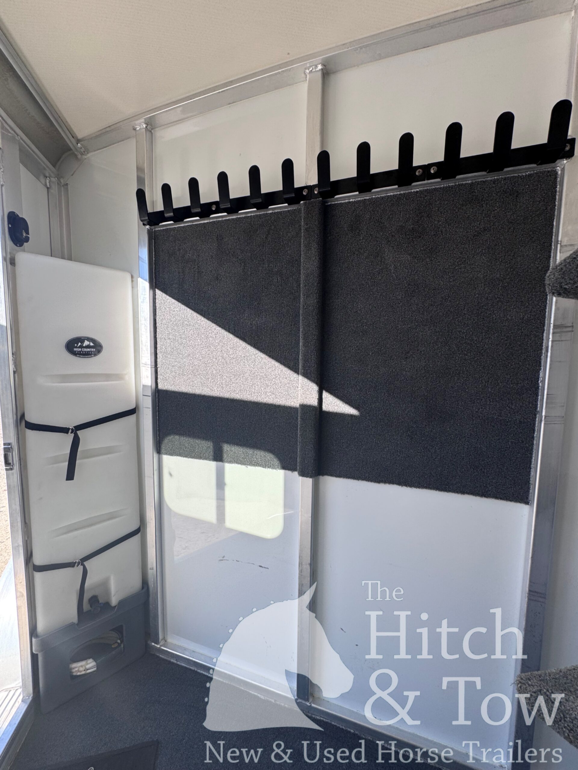 2019 CIMARRON 2 HORSE SLANT BUMPER PULL W/ UPGRADES! $22,500