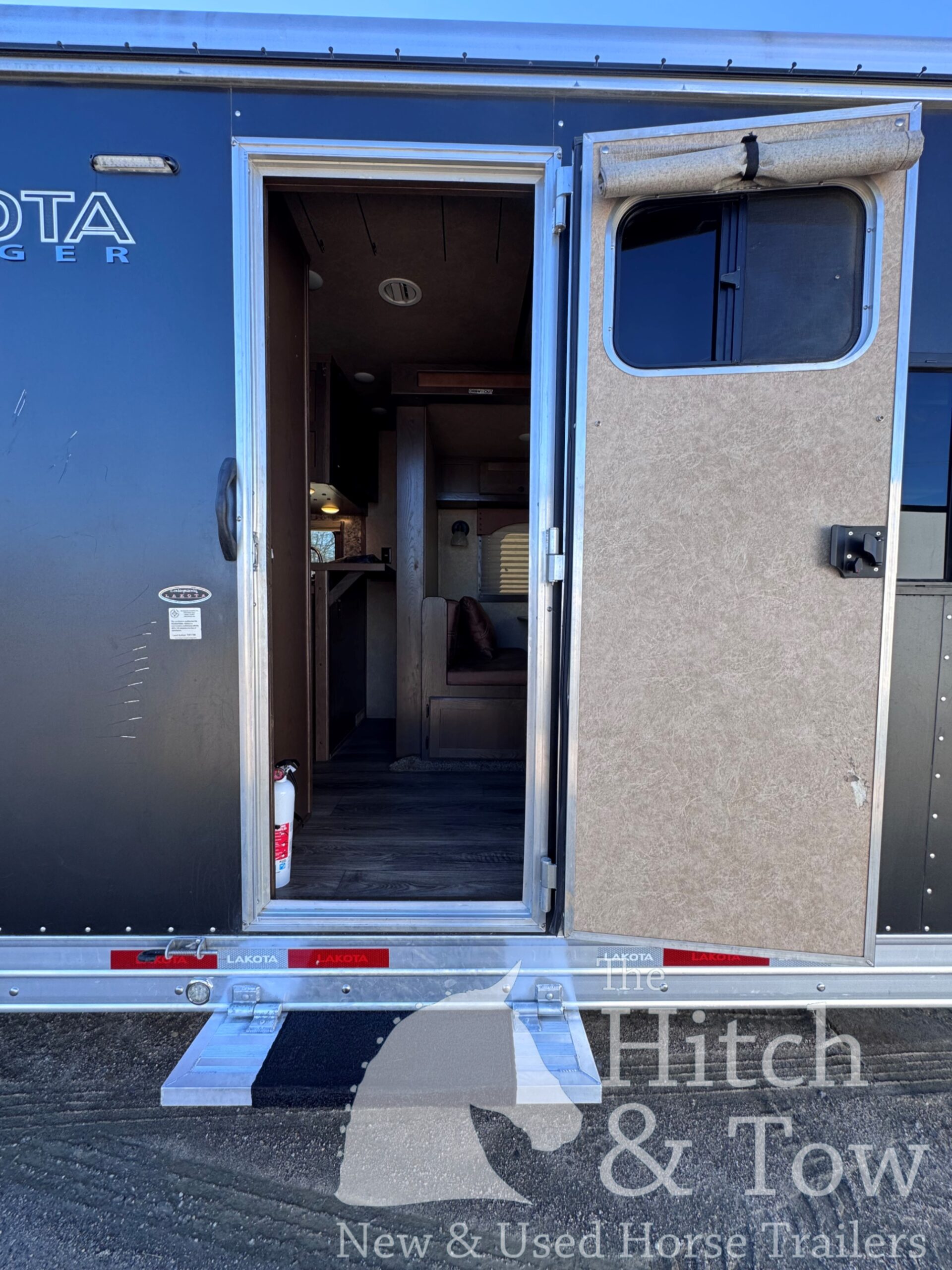 2023 LAKOTA CHARGER EDITION 4 HORSE GOOSENECK WITH 16′ LQ & SLIDE OUT! $69,900