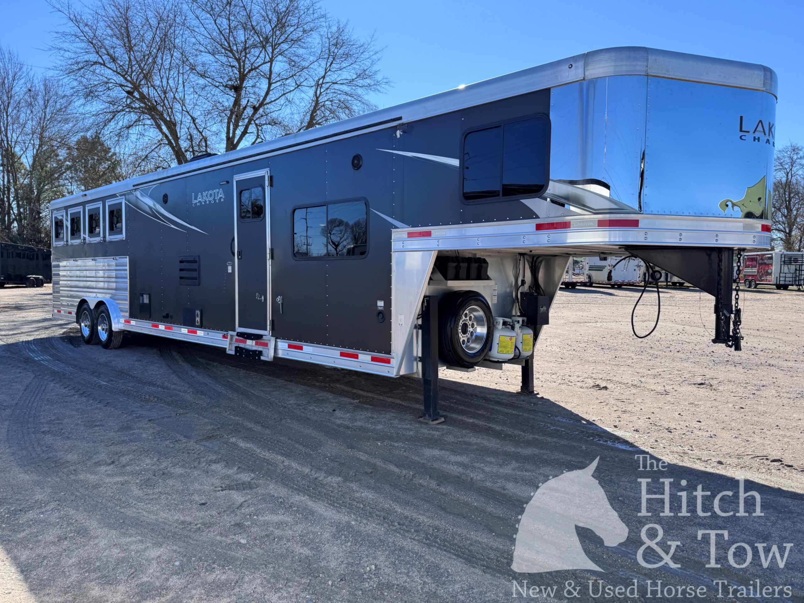 2023 LAKOTA CHARGER EDITION 4 HORSE GOOSENECK WITH 16′ LQ & SLIDE OUT! $69,900