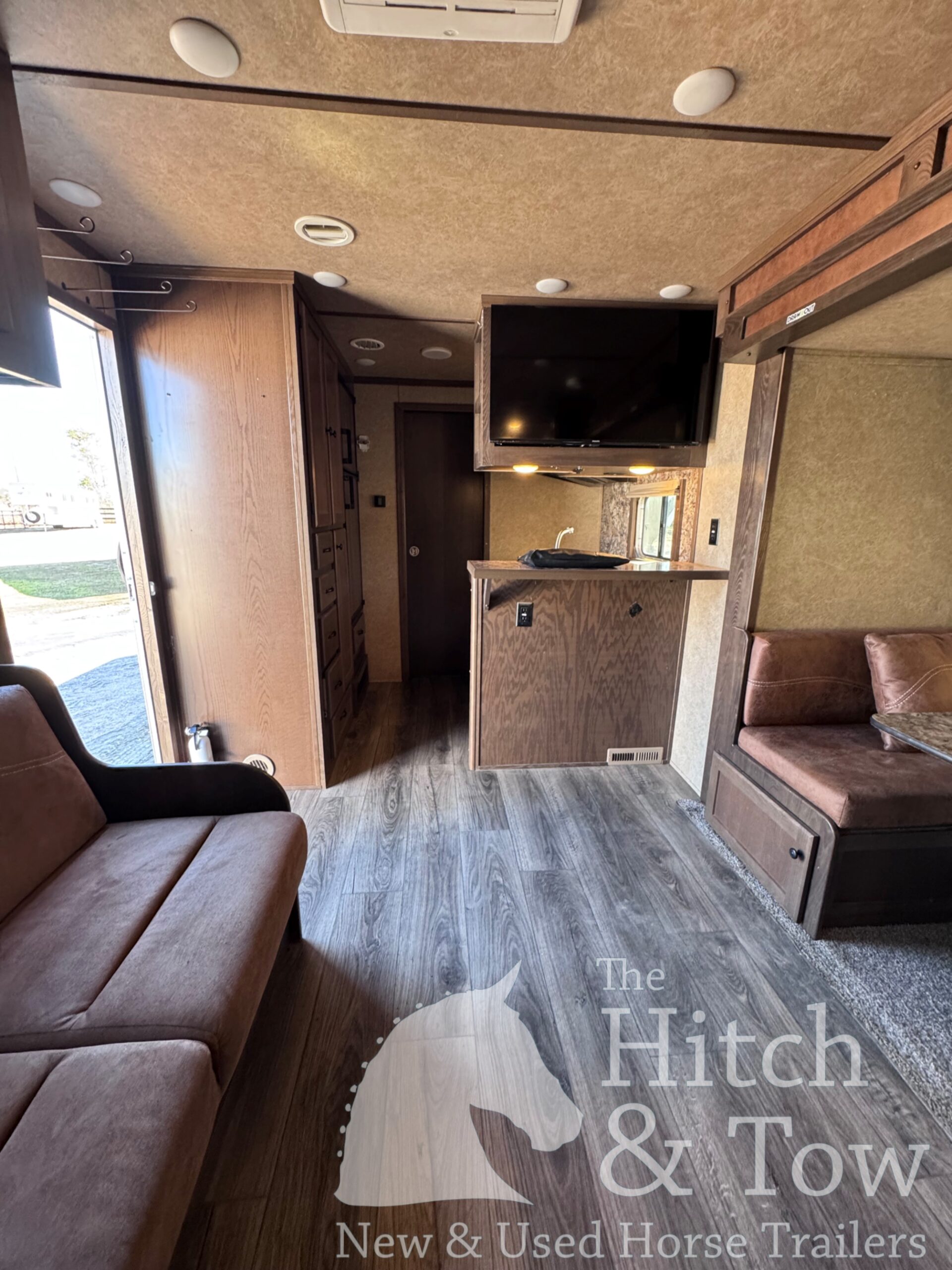 2023 LAKOTA CHARGER EDITION 4 HORSE GOOSENECK WITH 16′ LQ & SLIDE OUT! $69,900