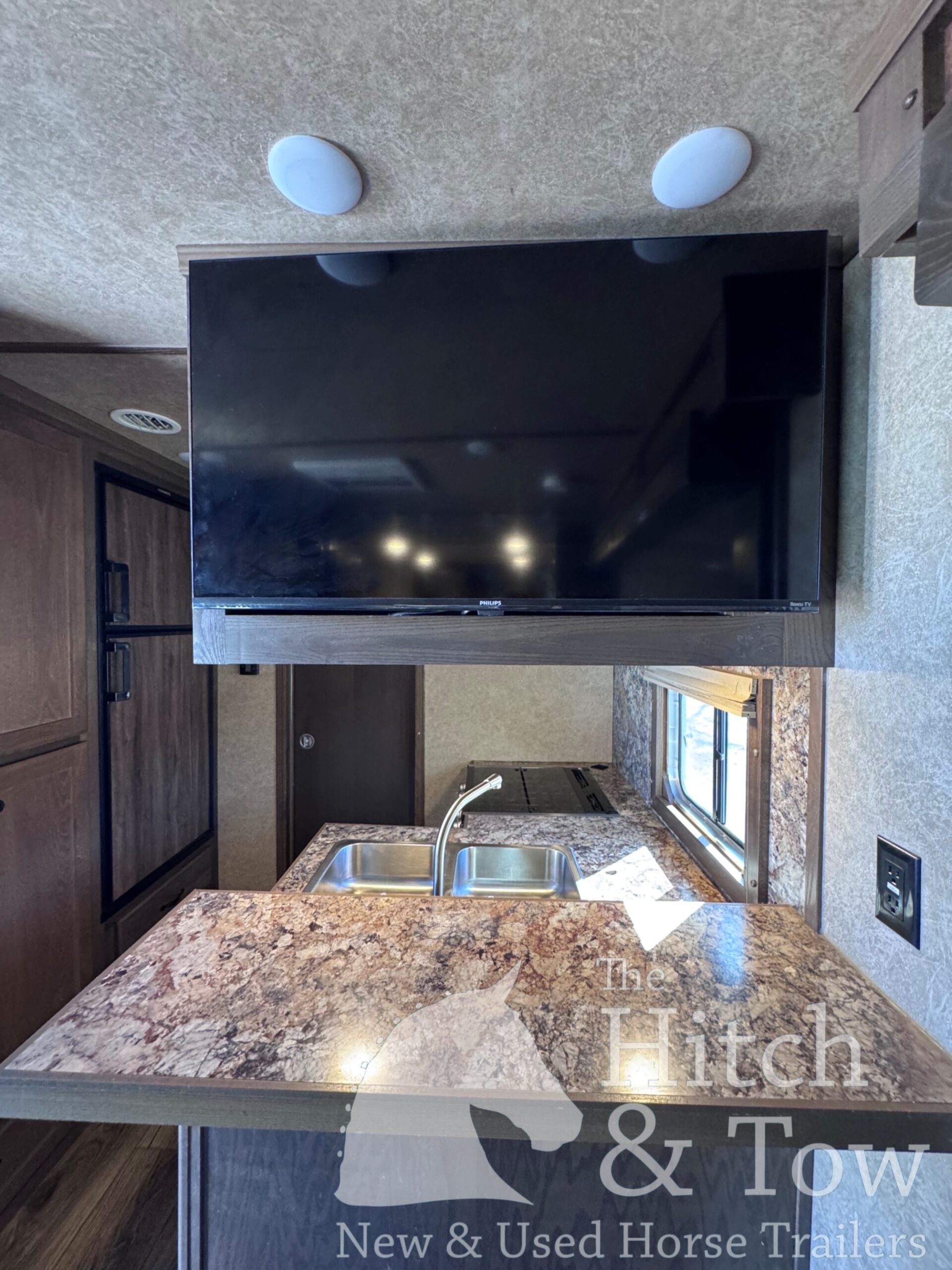 2023 LAKOTA CHARGER EDITION 4 HORSE GOOSENECK WITH 16′ LQ & SLIDE OUT! $69,900