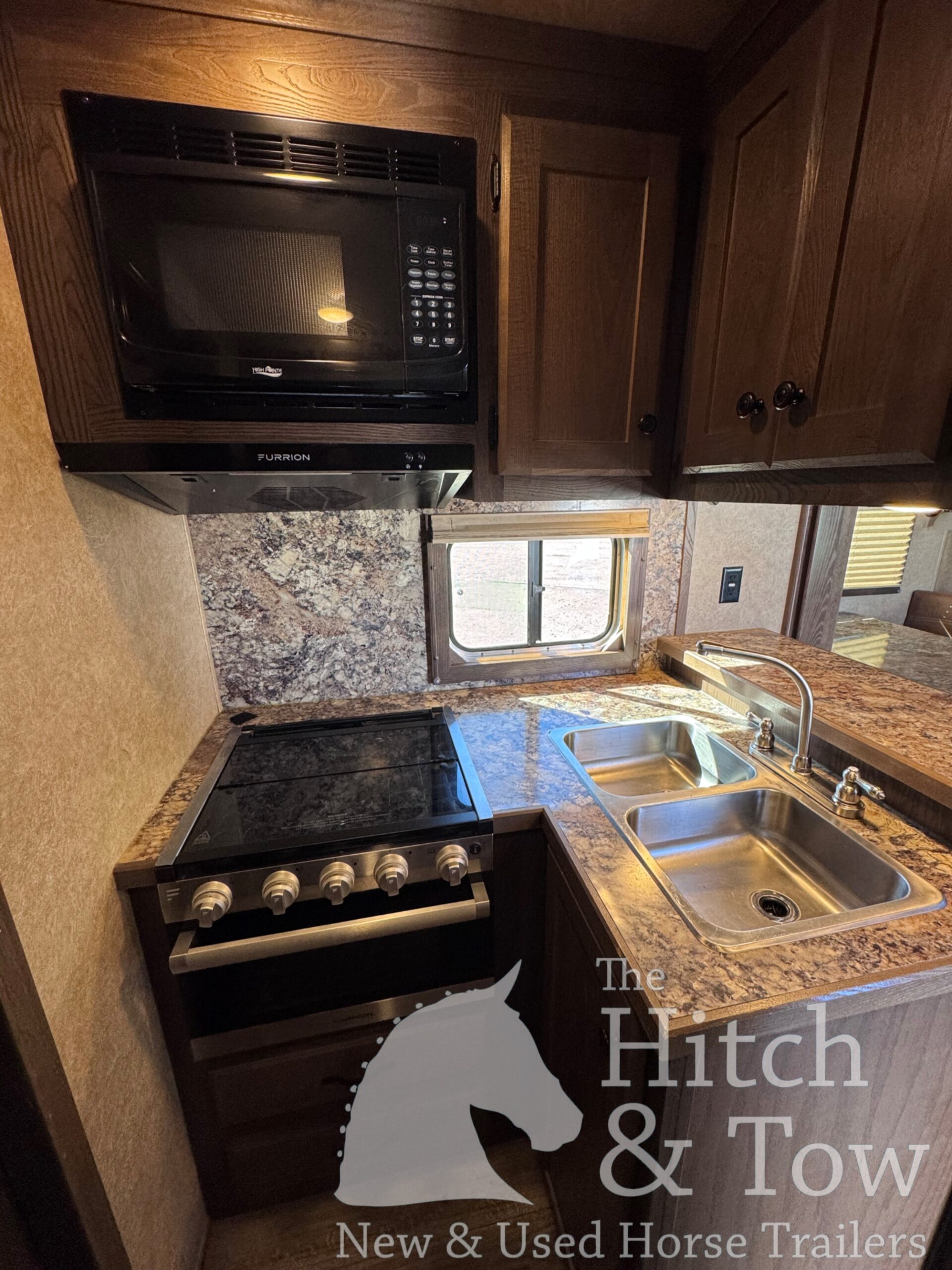 2023 LAKOTA CHARGER EDITION 4 HORSE GOOSENECK WITH 16′ LQ & SLIDE OUT! $69,900