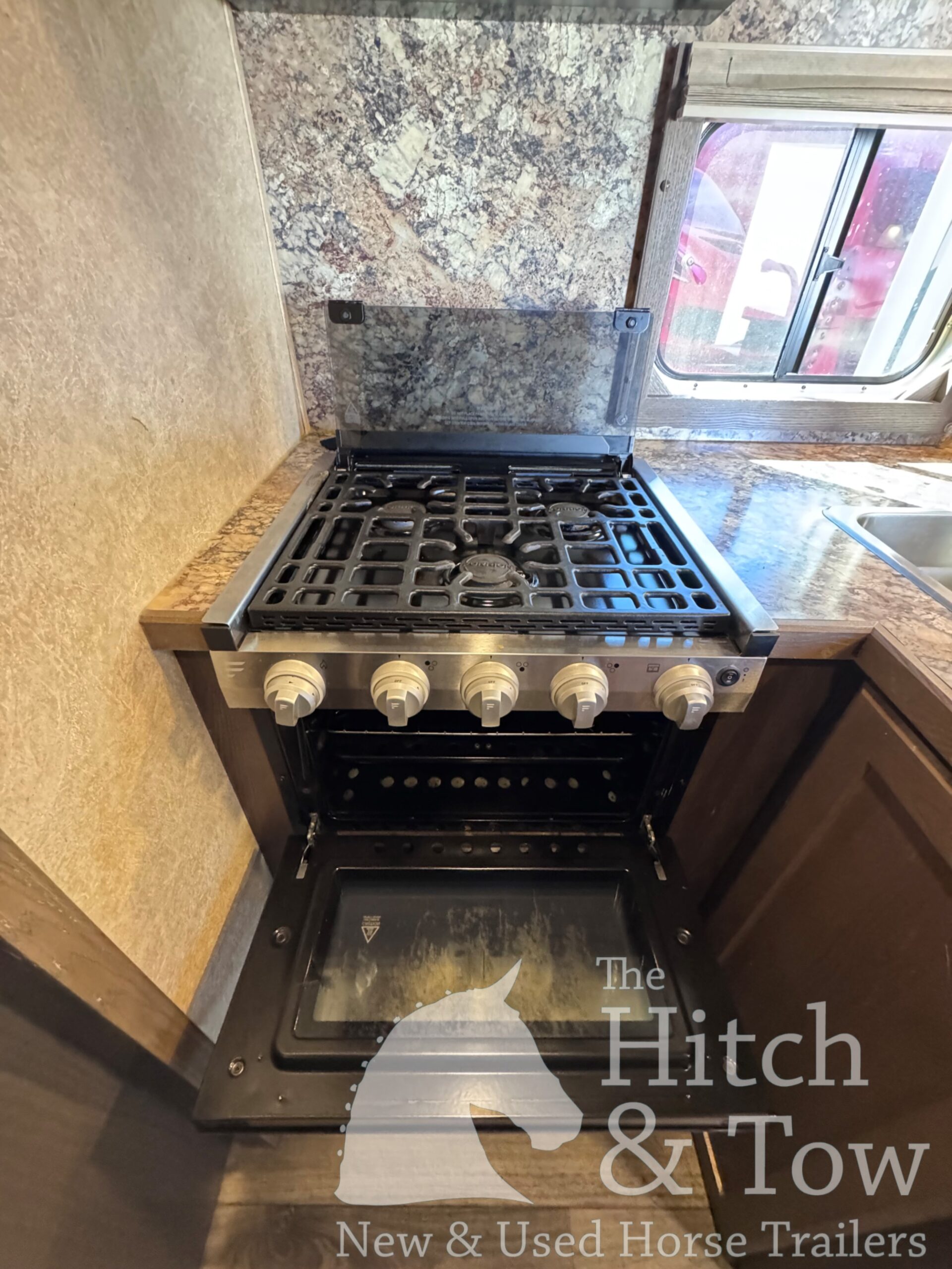 2023 LAKOTA CHARGER EDITION 4 HORSE GOOSENECK WITH 16′ LQ & SLIDE OUT! $69,900