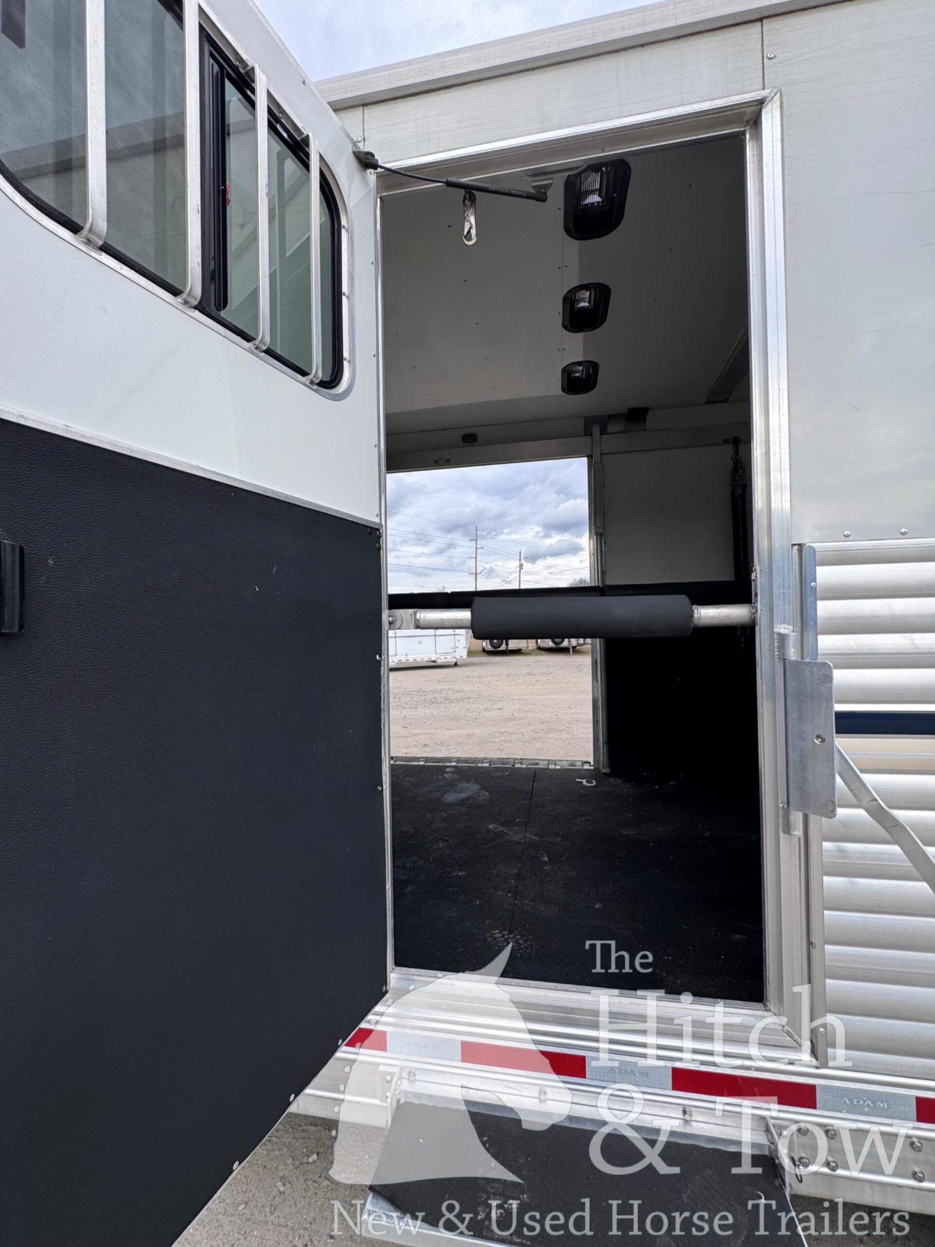 2019 ADAM 6/8 HORSE HEAD TO HEAD W/ AIR RIDE!! $59,900