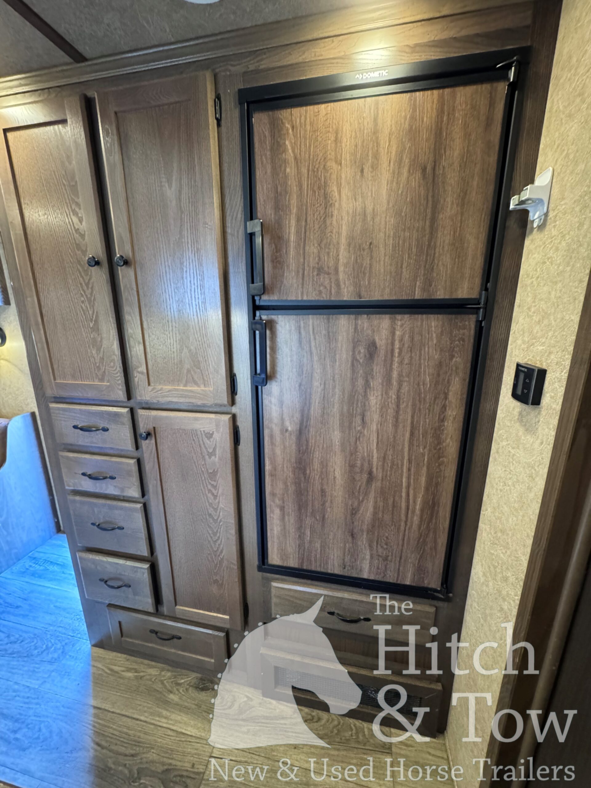 2023 LAKOTA CHARGER EDITION 4 HORSE GOOSENECK WITH 16′ LQ & SLIDE OUT! $69,900