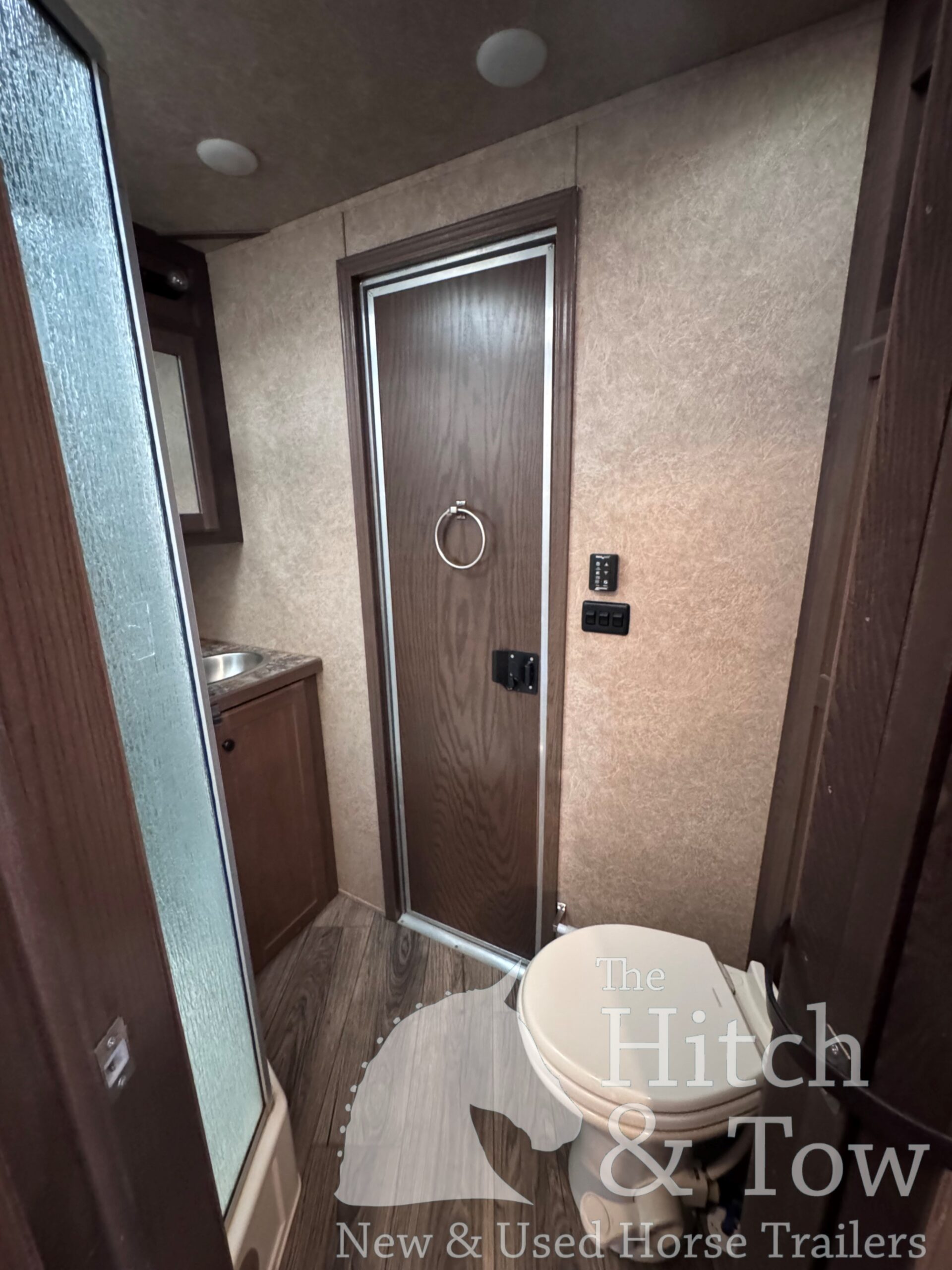 2023 LAKOTA CHARGER EDITION 4 HORSE GOOSENECK WITH 16′ LQ & SLIDE OUT! $69,900