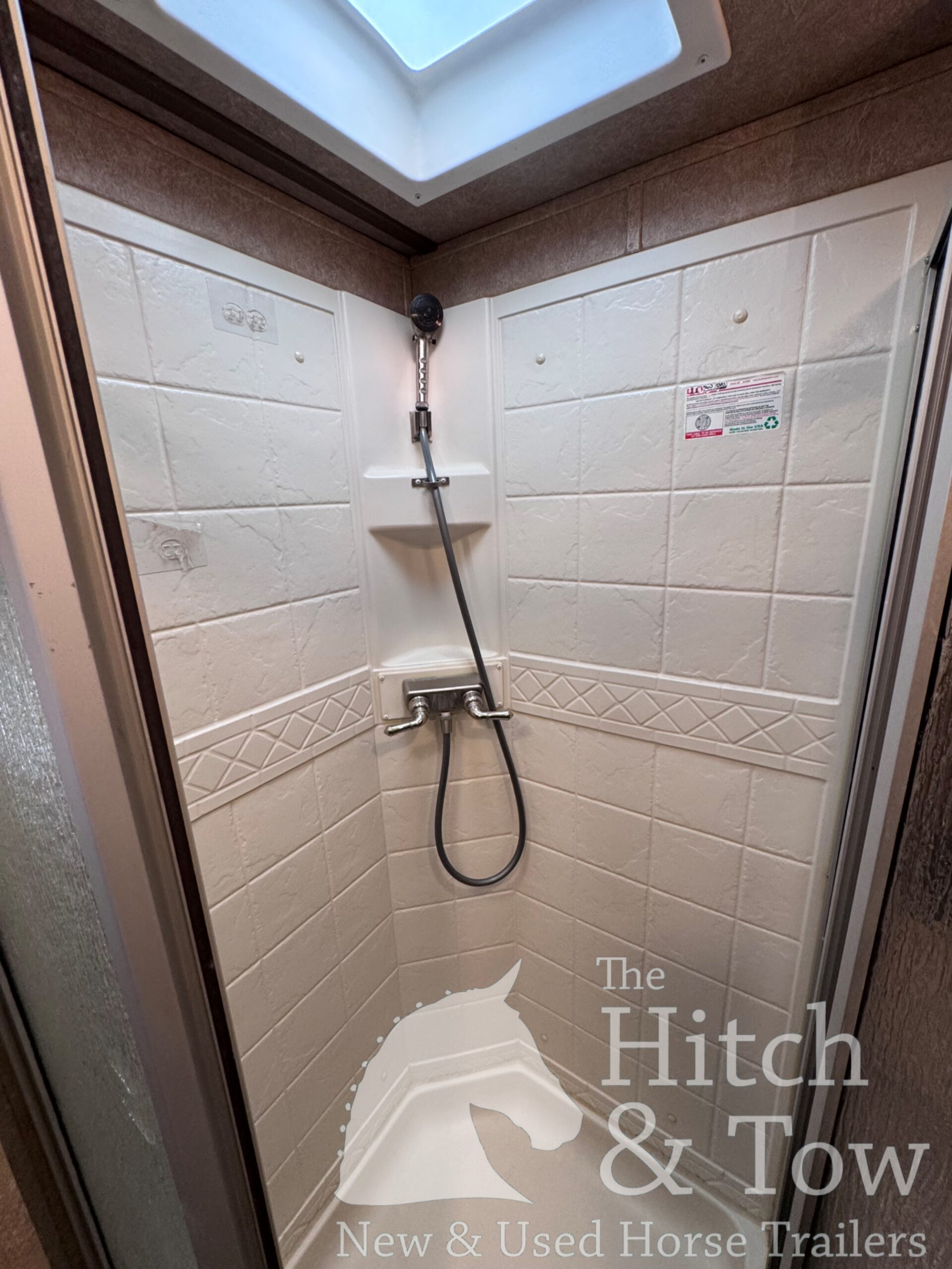 2023 LAKOTA CHARGER EDITION 4 HORSE GOOSENECK WITH 16′ LQ & SLIDE OUT! $69,900