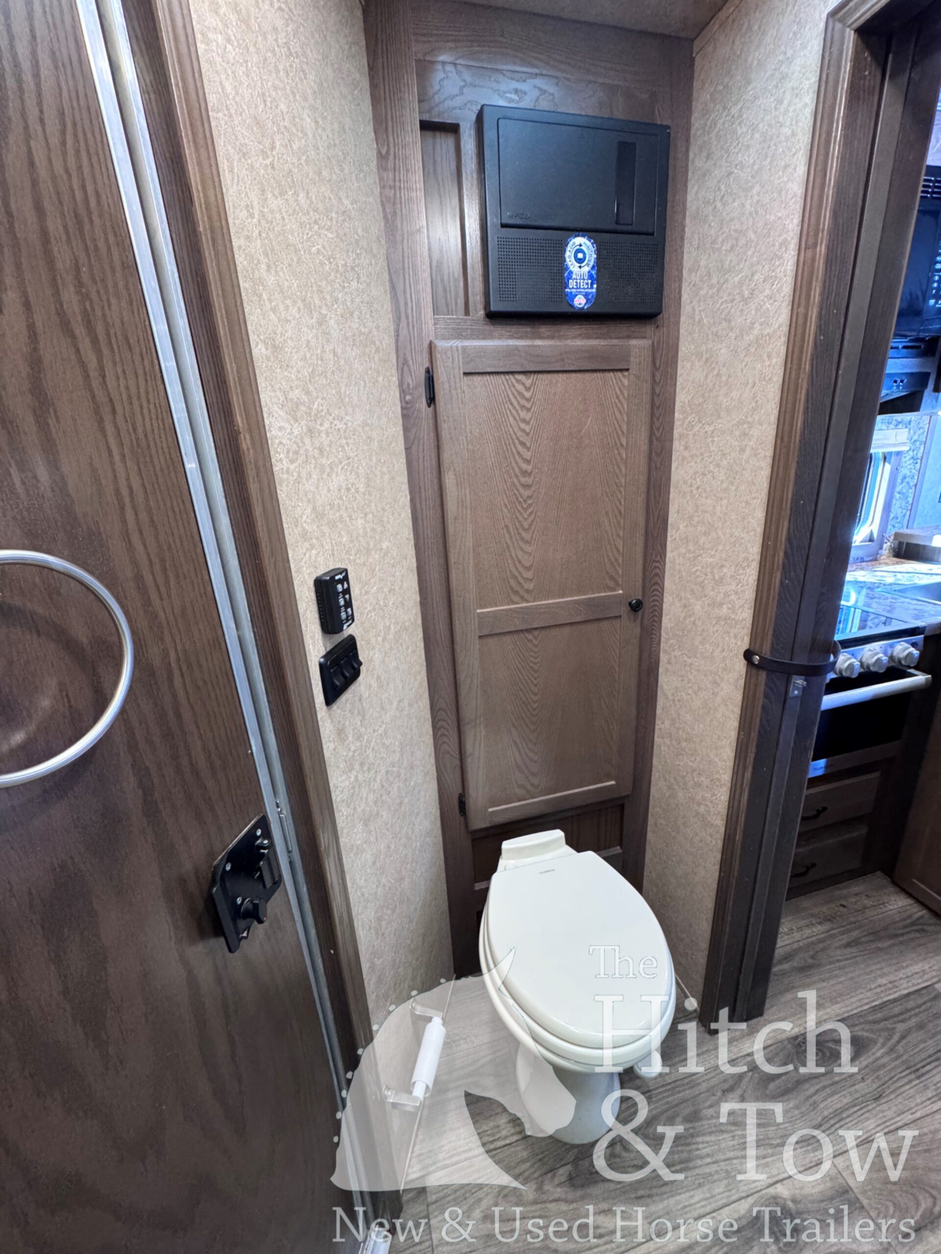 2023 LAKOTA CHARGER EDITION 4 HORSE GOOSENECK WITH 16′ LQ & SLIDE OUT! $69,900