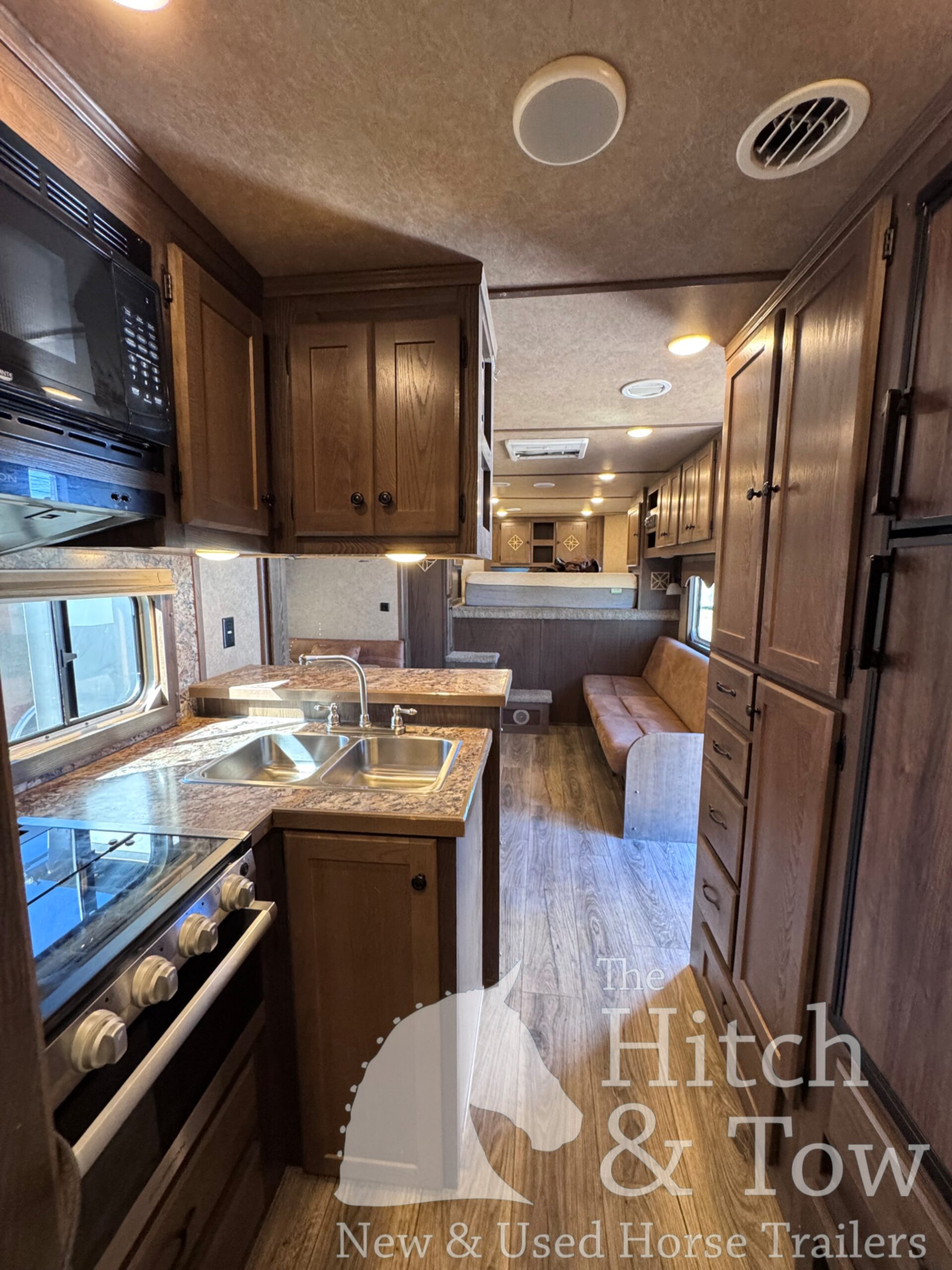 2023 LAKOTA CHARGER EDITION 4 HORSE GOOSENECK WITH 16′ LQ & SLIDE OUT! $69,900