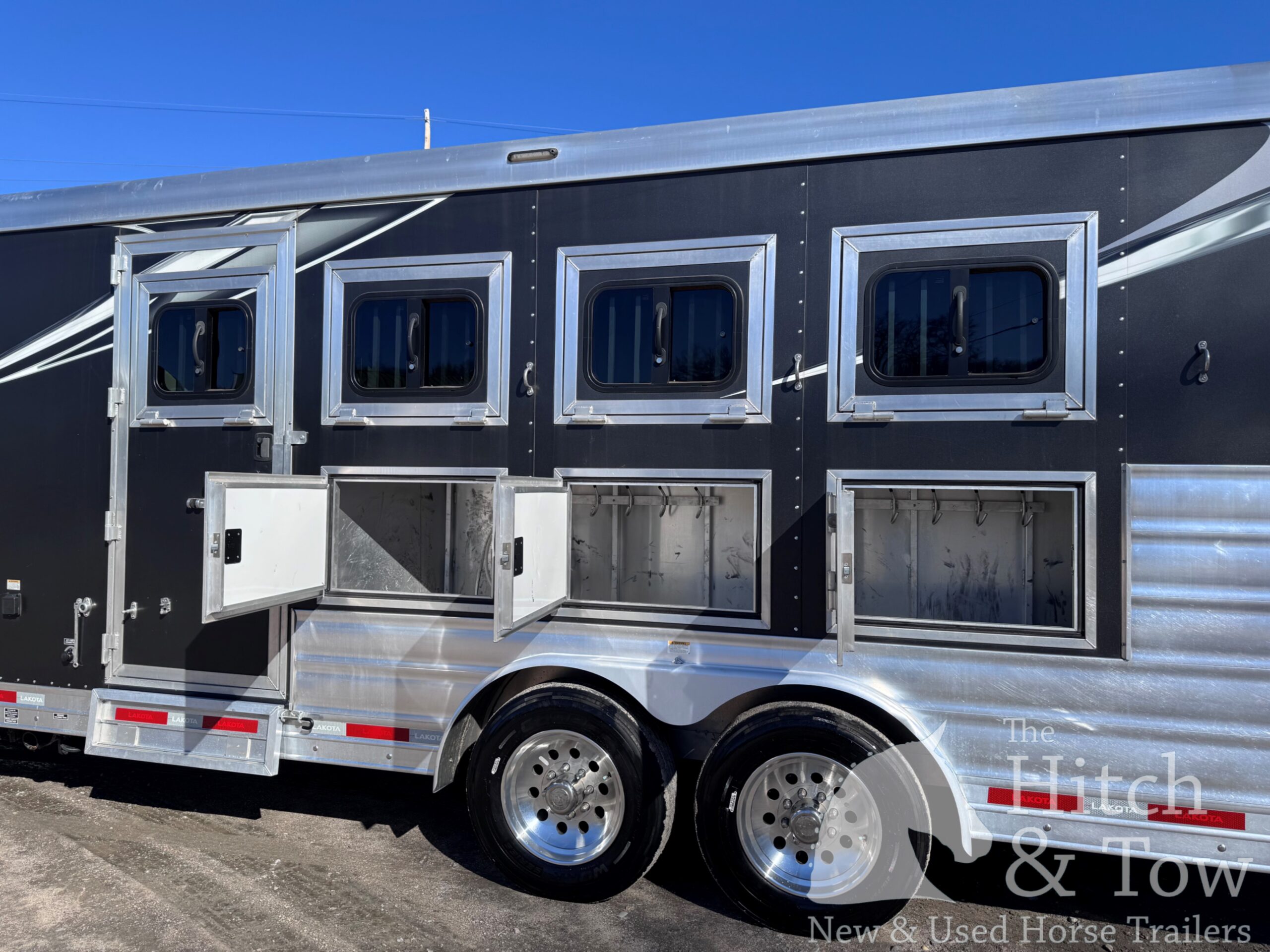 2023 LAKOTA CHARGER EDITION 4 HORSE GOOSENECK WITH 16′ LQ & SLIDE OUT! $69,900