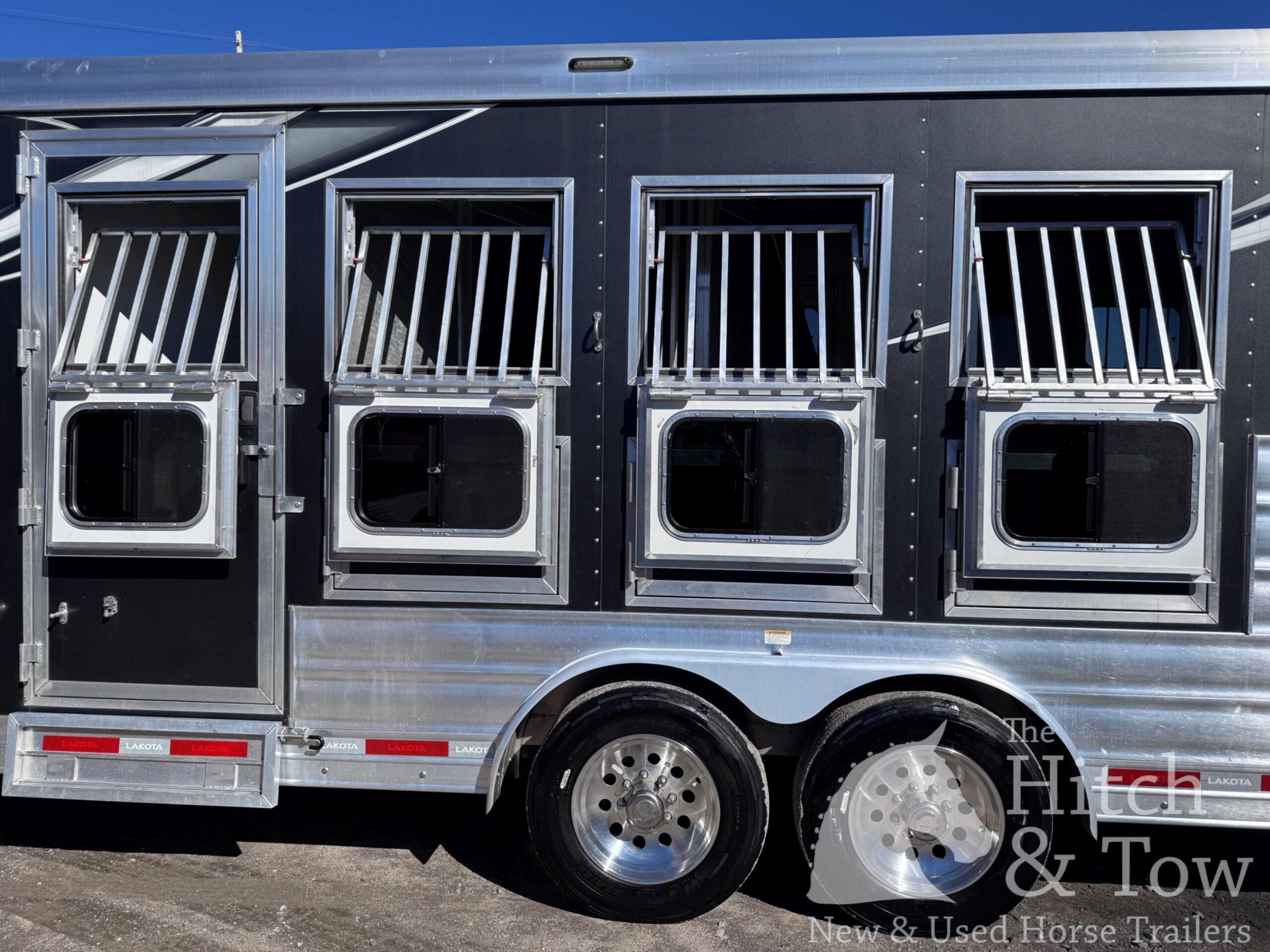 2023 LAKOTA CHARGER EDITION 4 HORSE GOOSENECK WITH 16′ LQ & SLIDE OUT! $69,900
