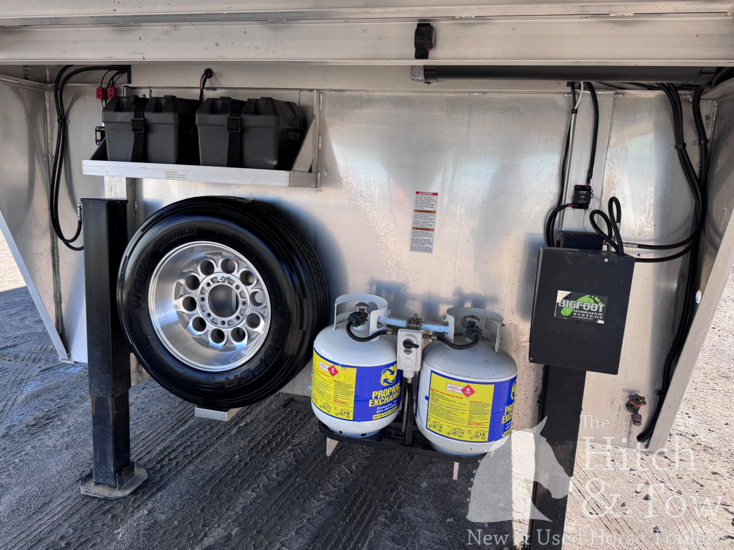 2023 LAKOTA CHARGER EDITION 4 HORSE GOOSENECK WITH 16′ LQ & SLIDE OUT! $69,900