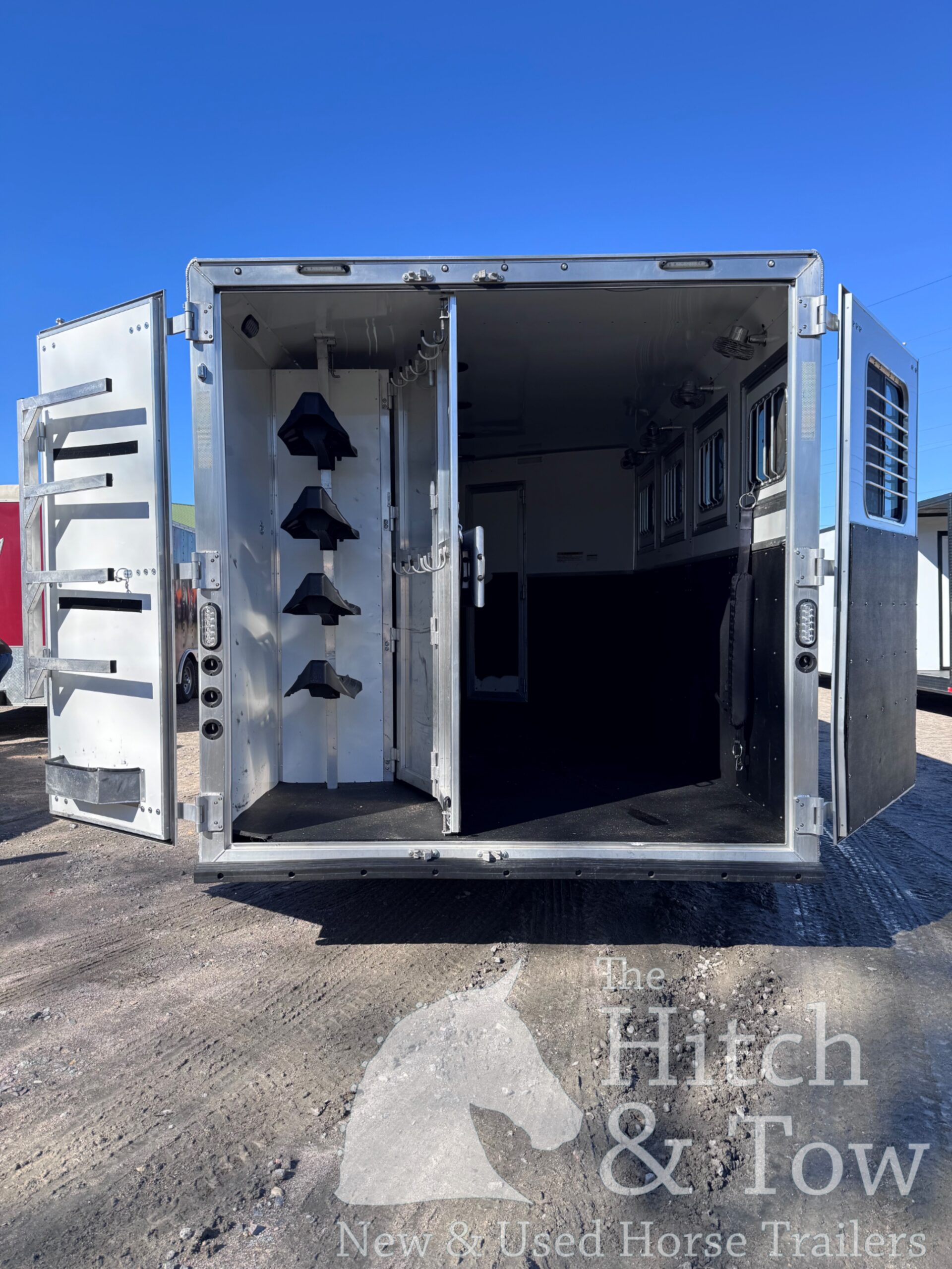 2023 LAKOTA CHARGER EDITION 4 HORSE GOOSENECK WITH 16′ LQ & SLIDE OUT! $69,900