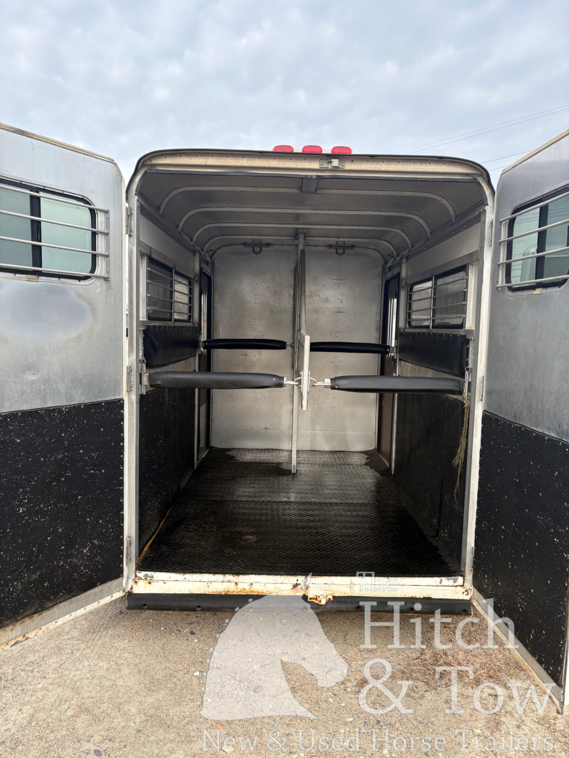 1997 GORE 2 HORSE BUMPER PULL W/ DRESSING ROOM! $6,900