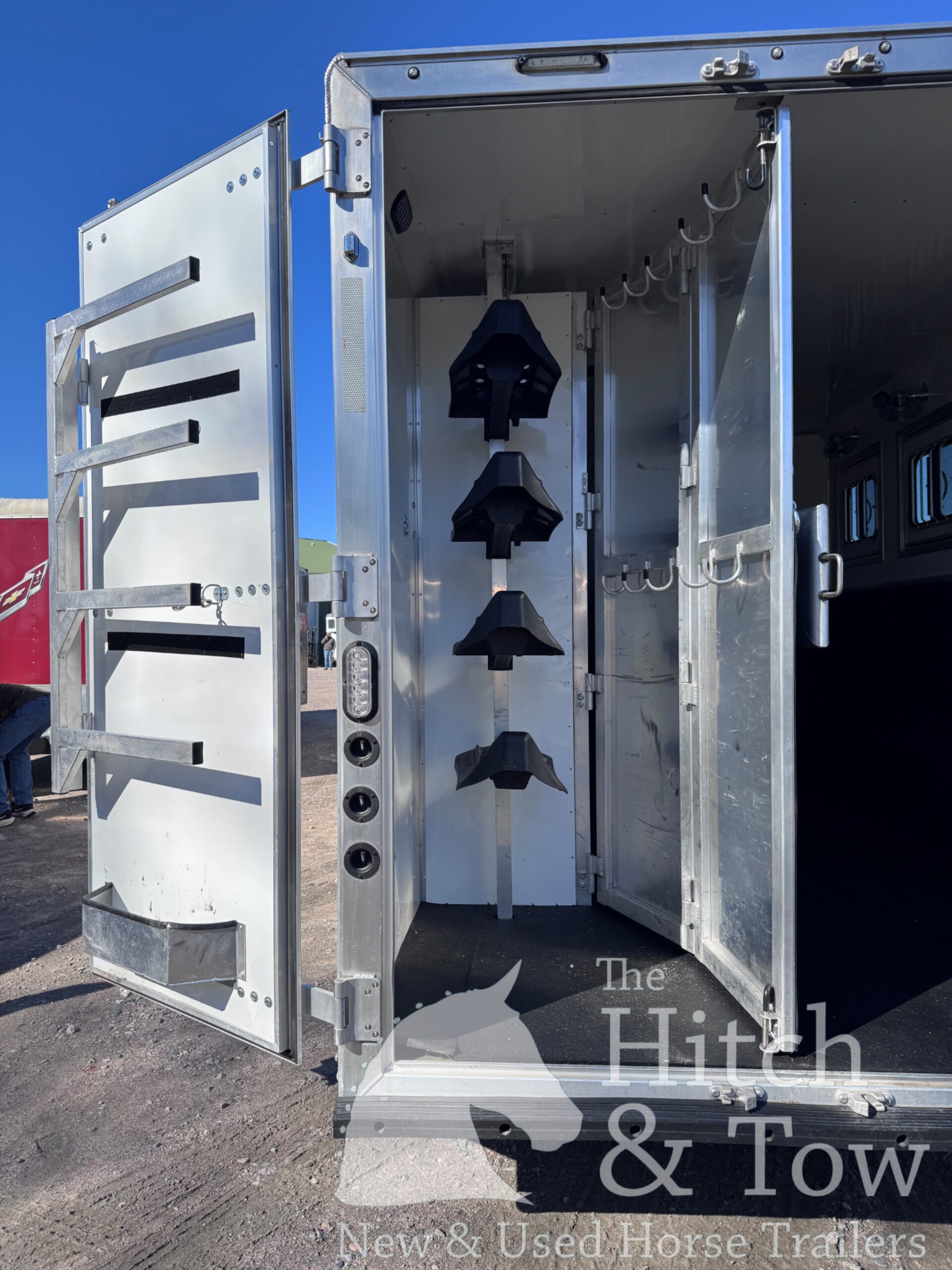 2023 LAKOTA CHARGER EDITION 4 HORSE GOOSENECK WITH 16′ LQ & SLIDE OUT! $69,900