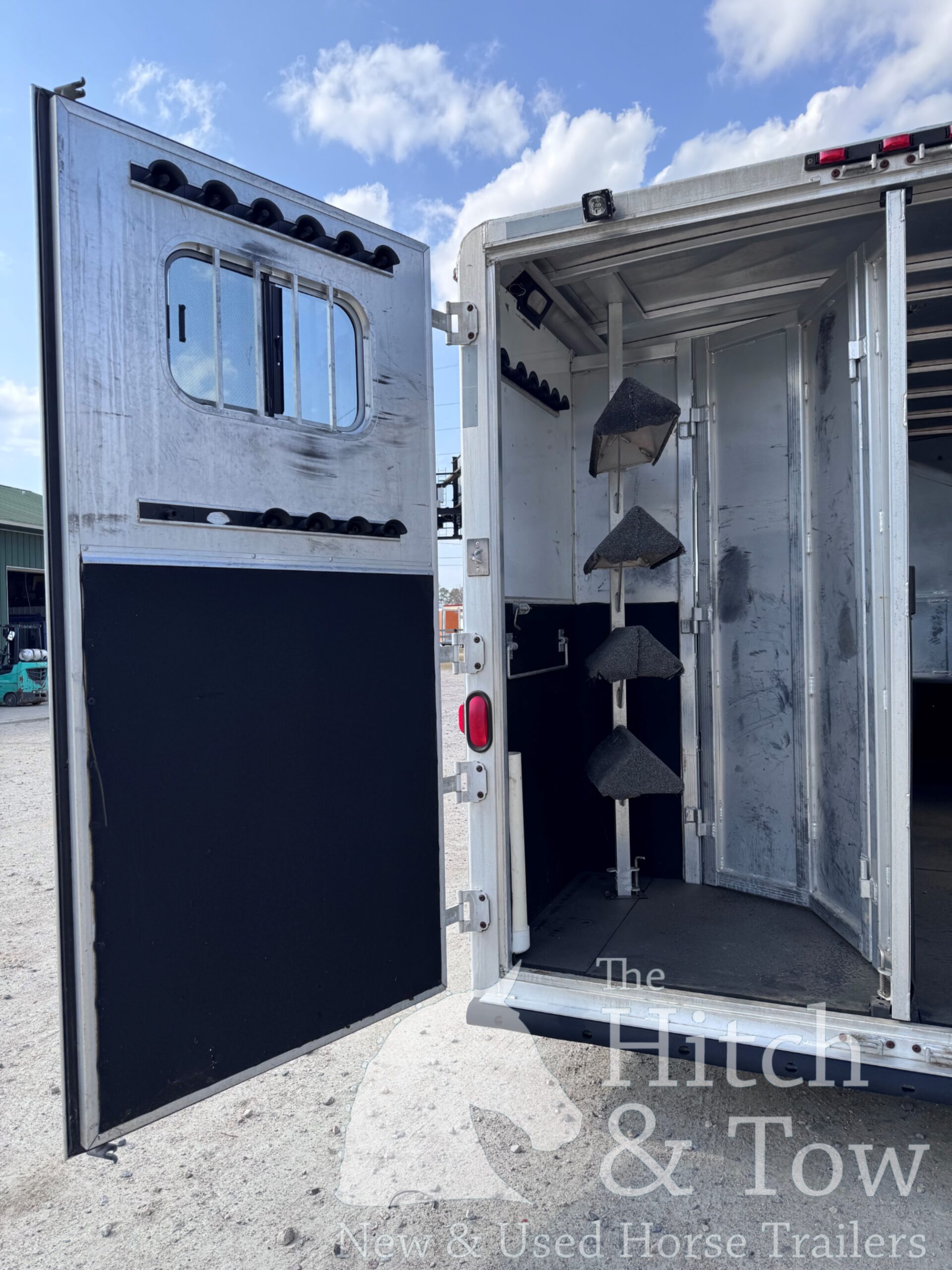 2005 EXISS 4 HORSE SLANT GOOSENECK HORSE TRAILER $17,000