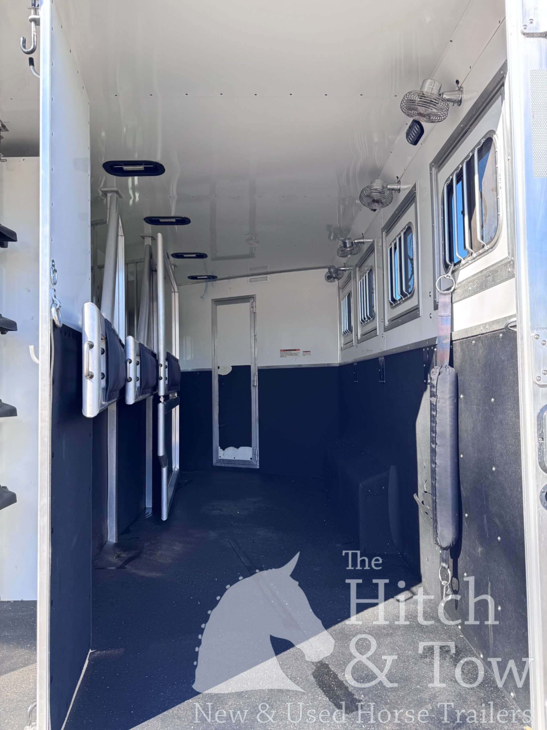 2023 LAKOTA CHARGER EDITION 4 HORSE GOOSENECK WITH 16′ LQ & SLIDE OUT! $69,900