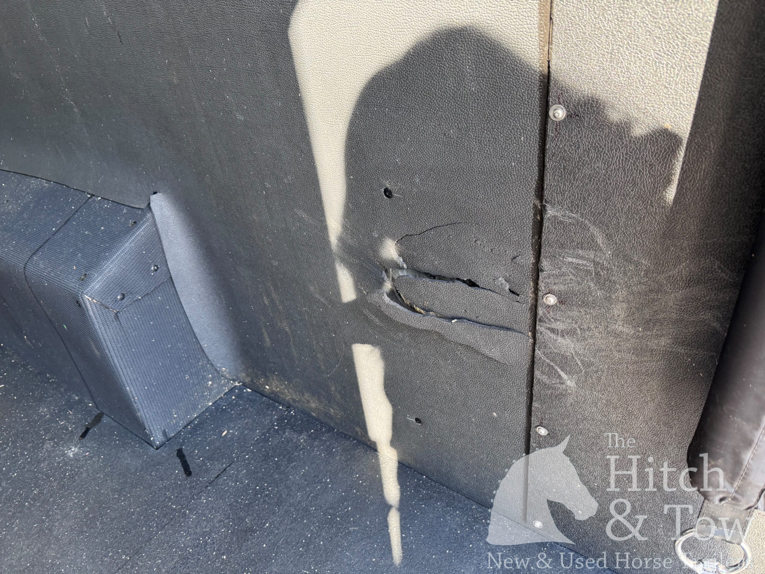 2023 LAKOTA CHARGER EDITION 4 HORSE GOOSENECK WITH 16′ LQ & SLIDE OUT! $69,900