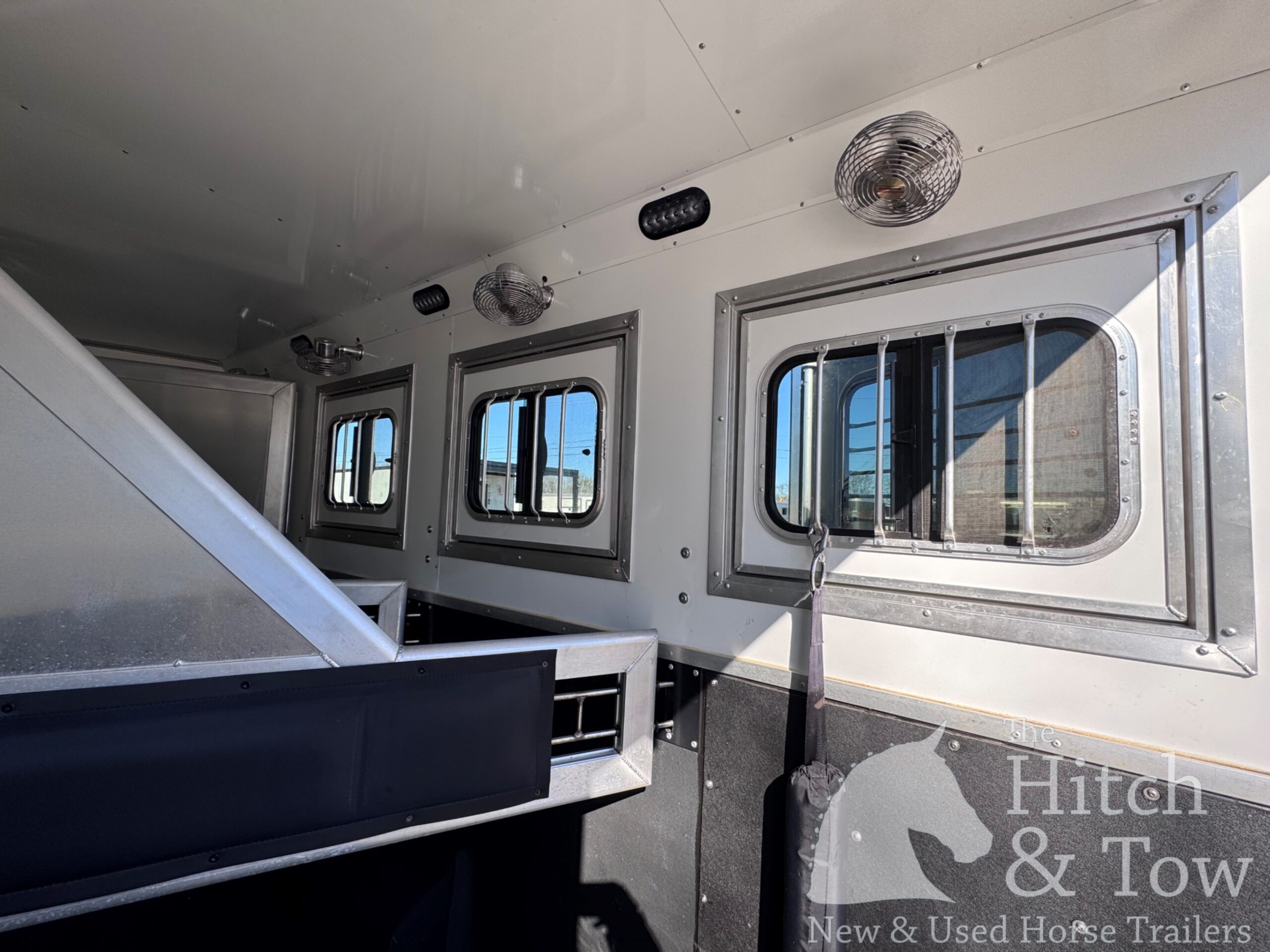 2023 LAKOTA CHARGER EDITION 4 HORSE GOOSENECK WITH 16′ LQ & SLIDE OUT! $69,900