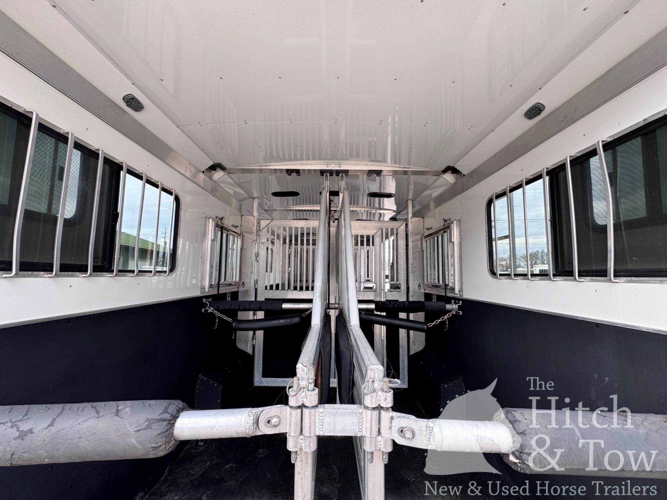 2019 ADAM 6/8 HORSE HEAD TO HEAD W/ AIR RIDE!! $59,900