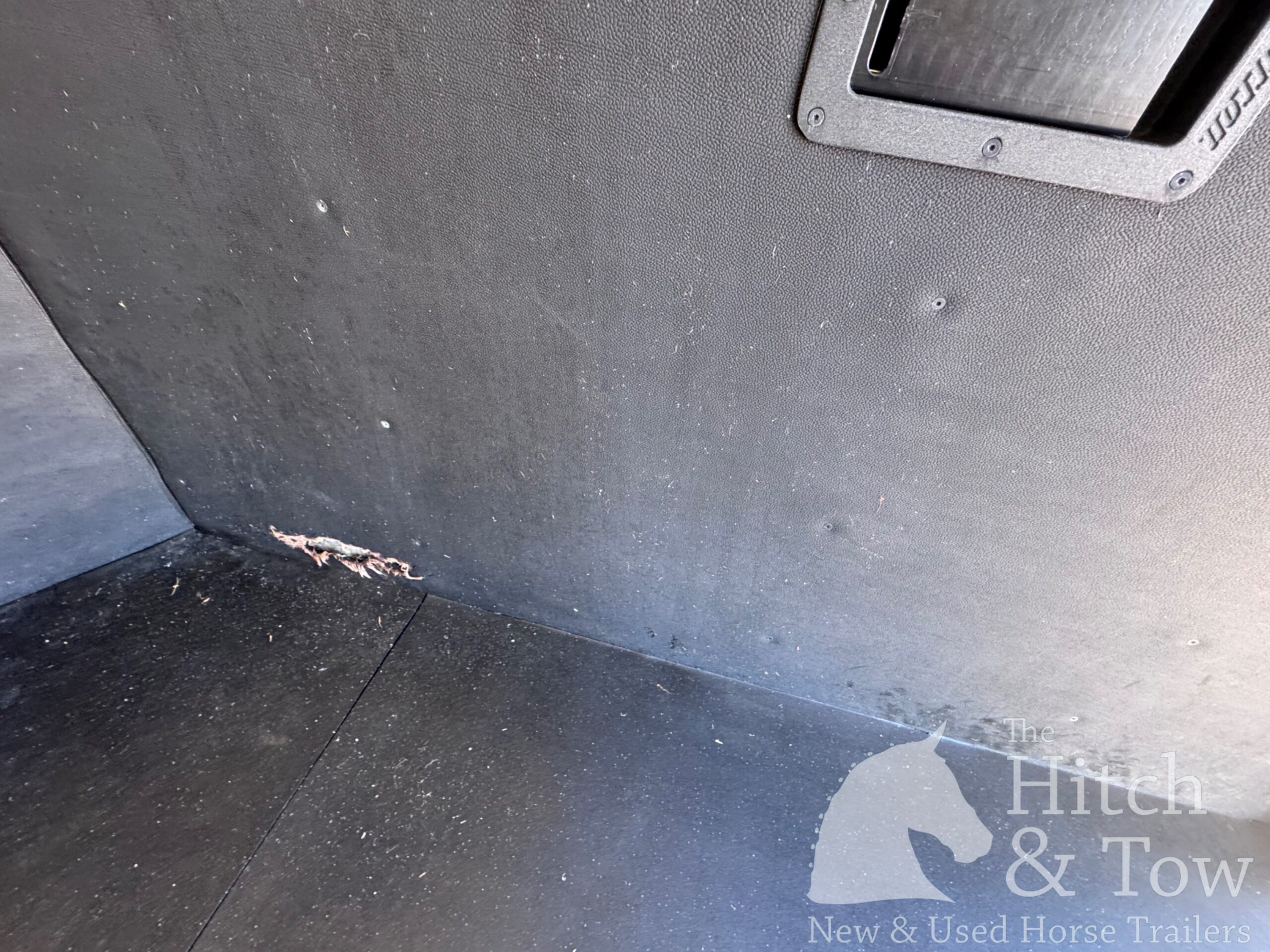 2019 CIMARRON 2 HORSE SLANT BUMPER PULL W/ UPGRADES! $22,500