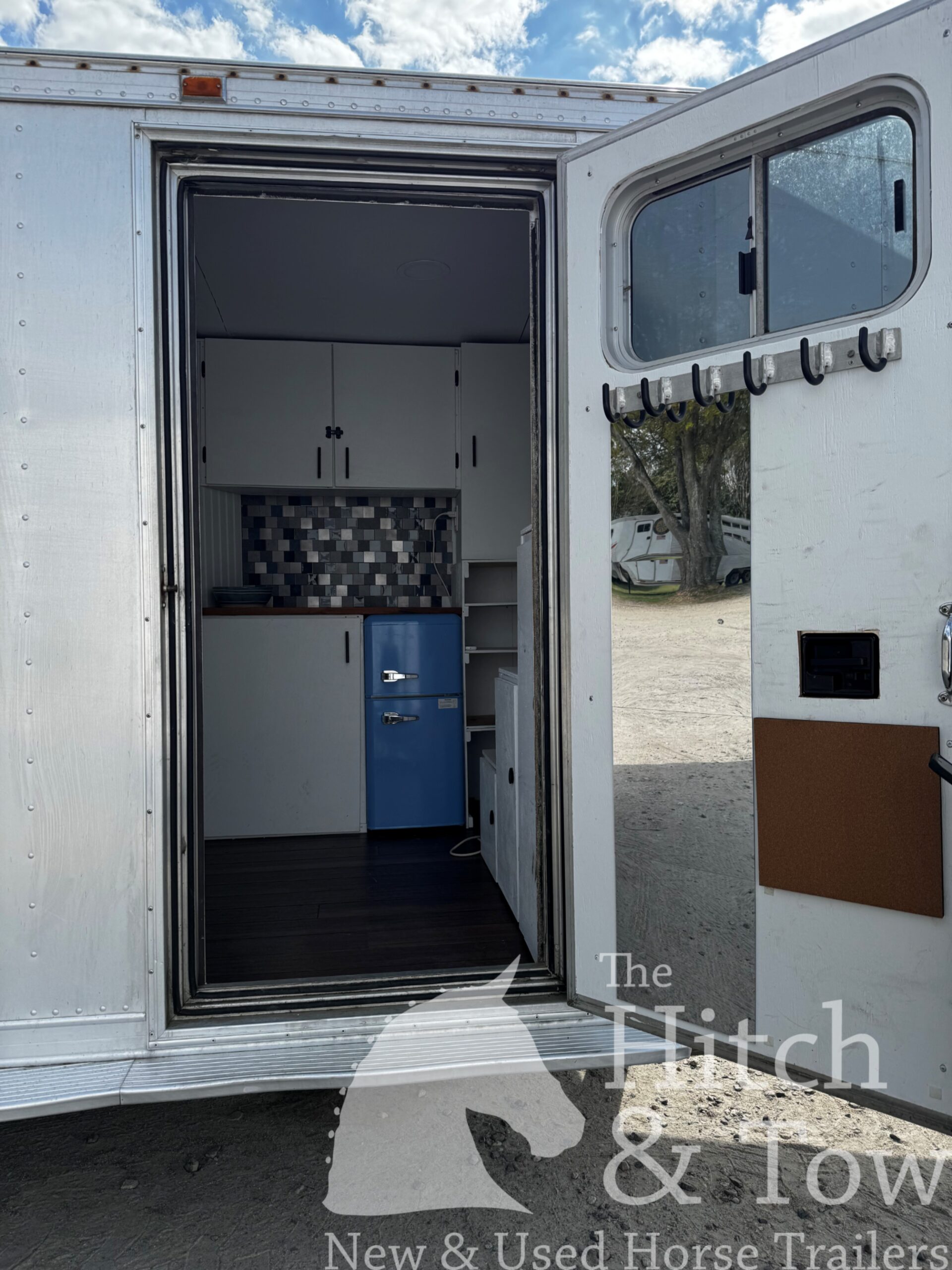 1994 FEATHERLTE 2 HORSE SLANT GOOSENECK W/ WEEKENDER! $10,500