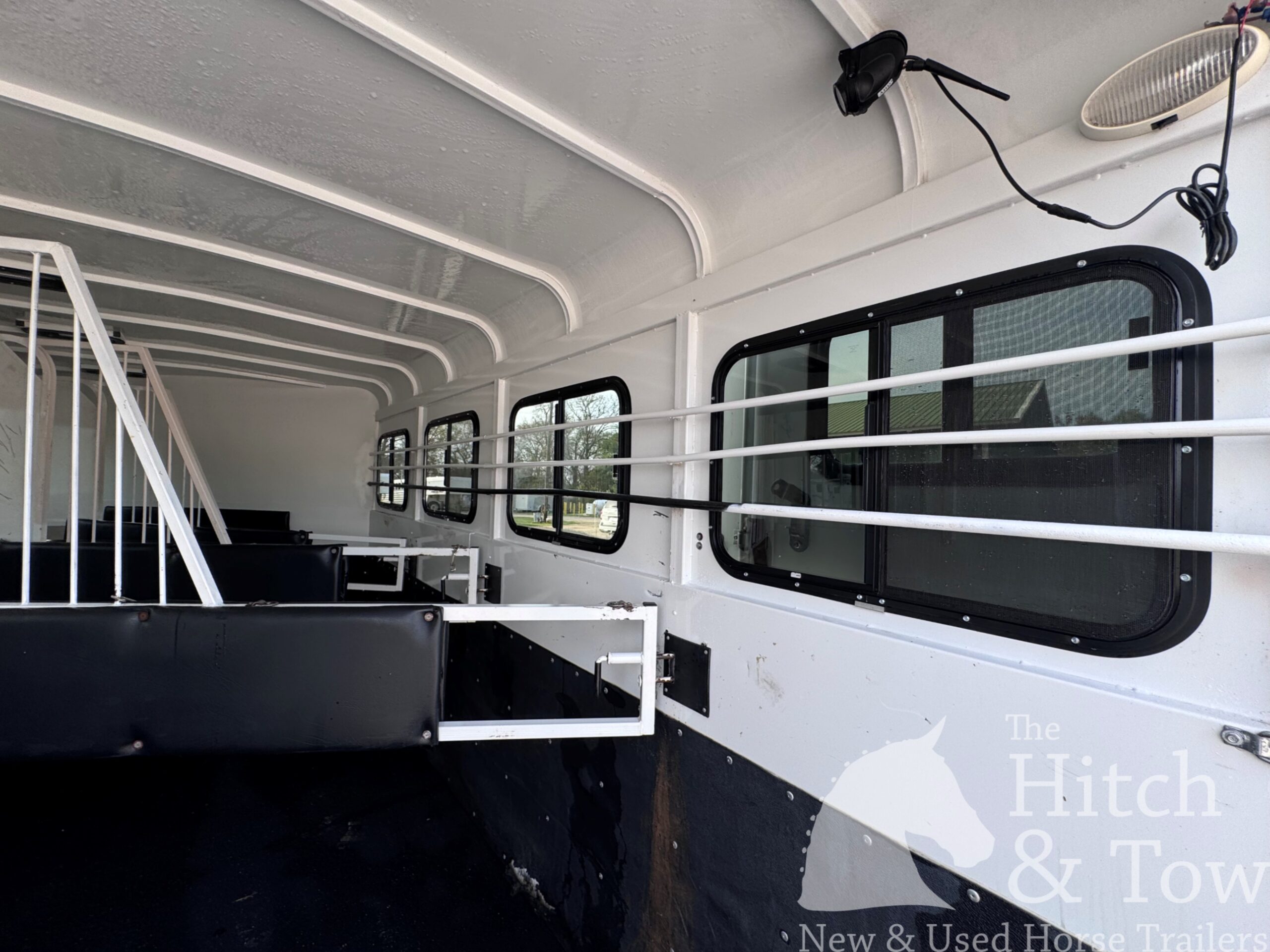 2019 Bee 4 HORSE SLANT LOAD GOOSENECK w/ DRESSING ROOM! $15,500