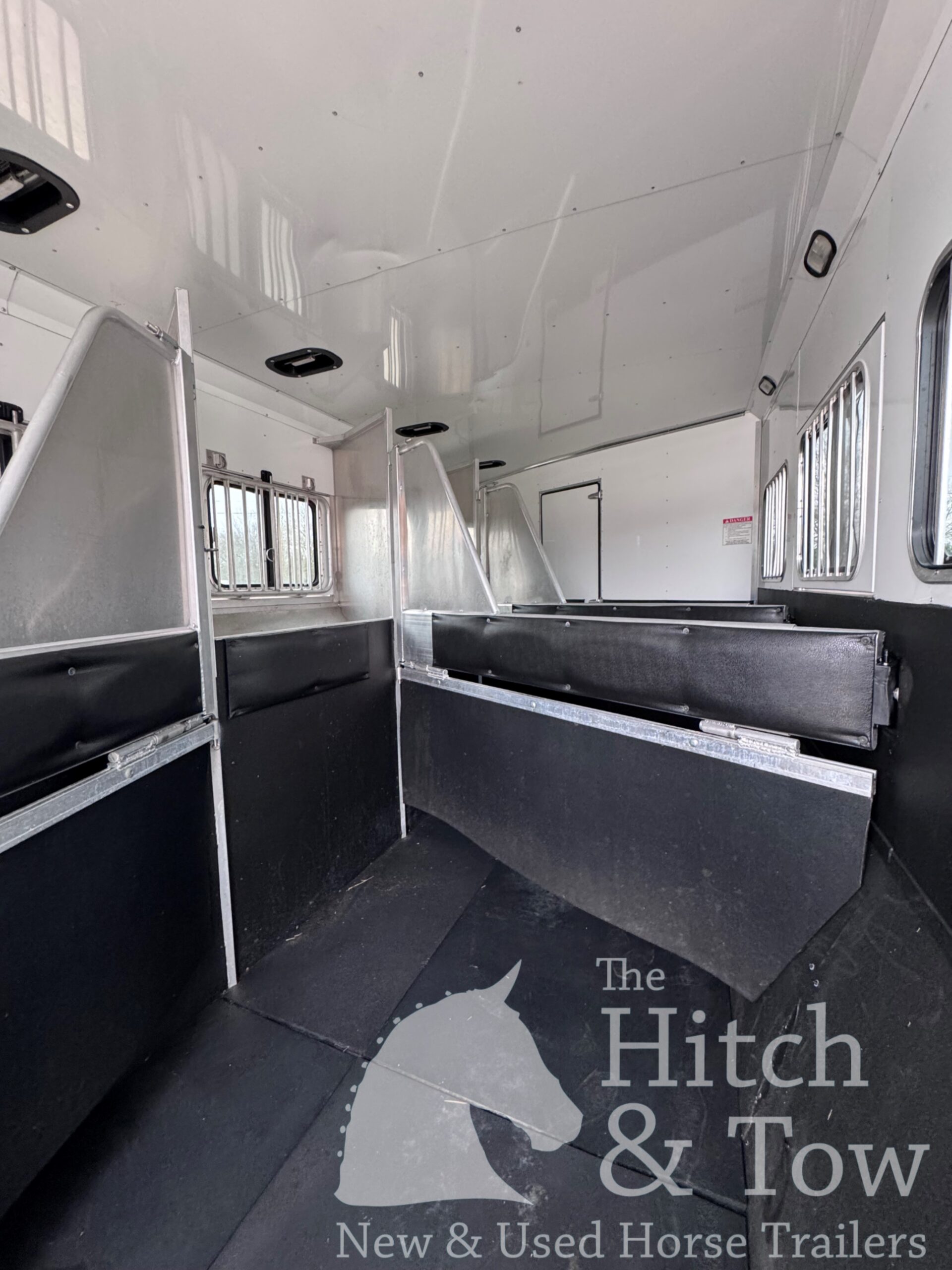 2006 SUNDOWNER 4 HORSE SLANT LOAD W/ 18′ LIVING QUARTERS TRAILER W/ UPGRADES $69,900