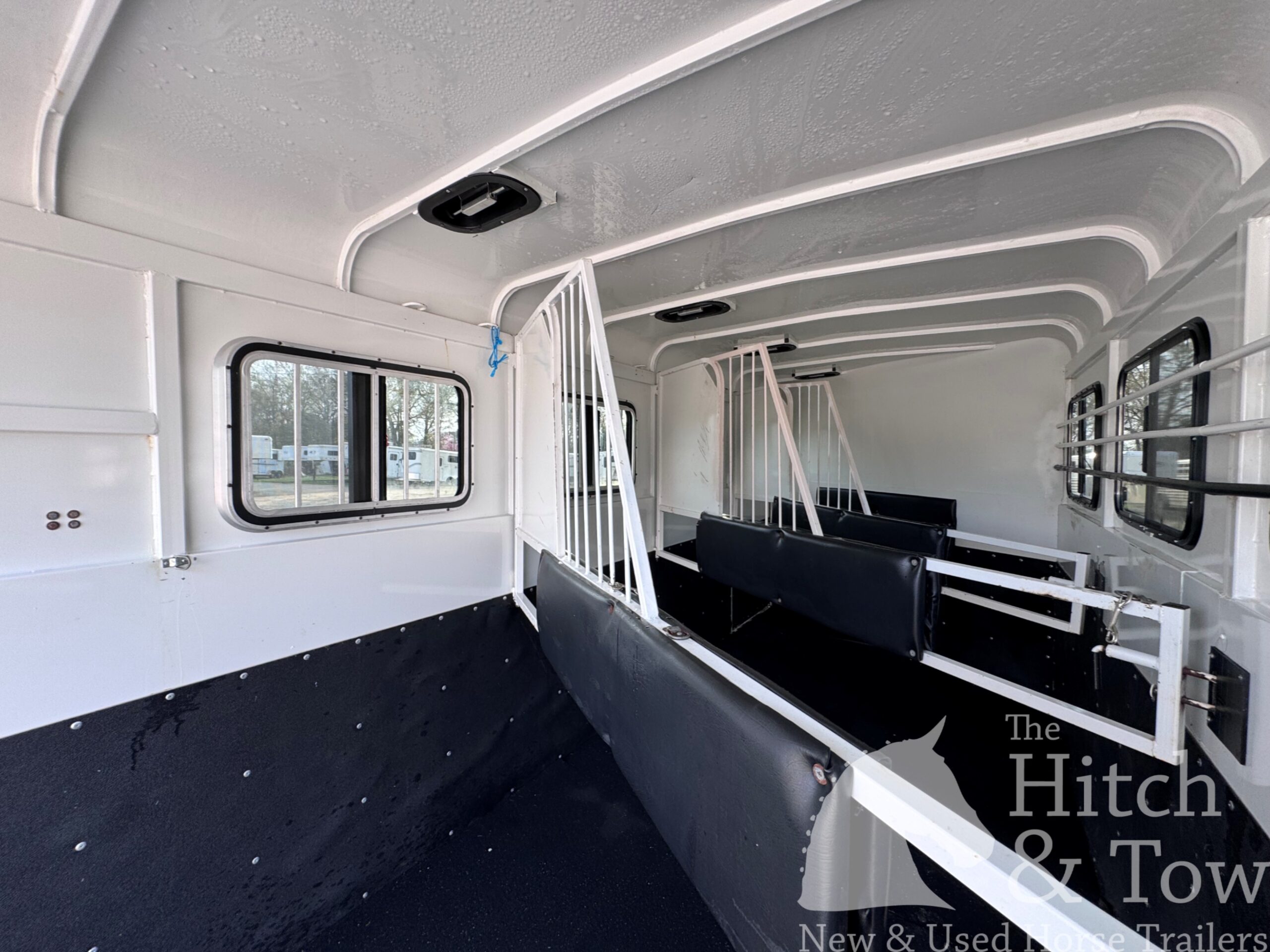 2019 Bee 4 HORSE SLANT LOAD GOOSENECK w/ DRESSING ROOM! $15,500