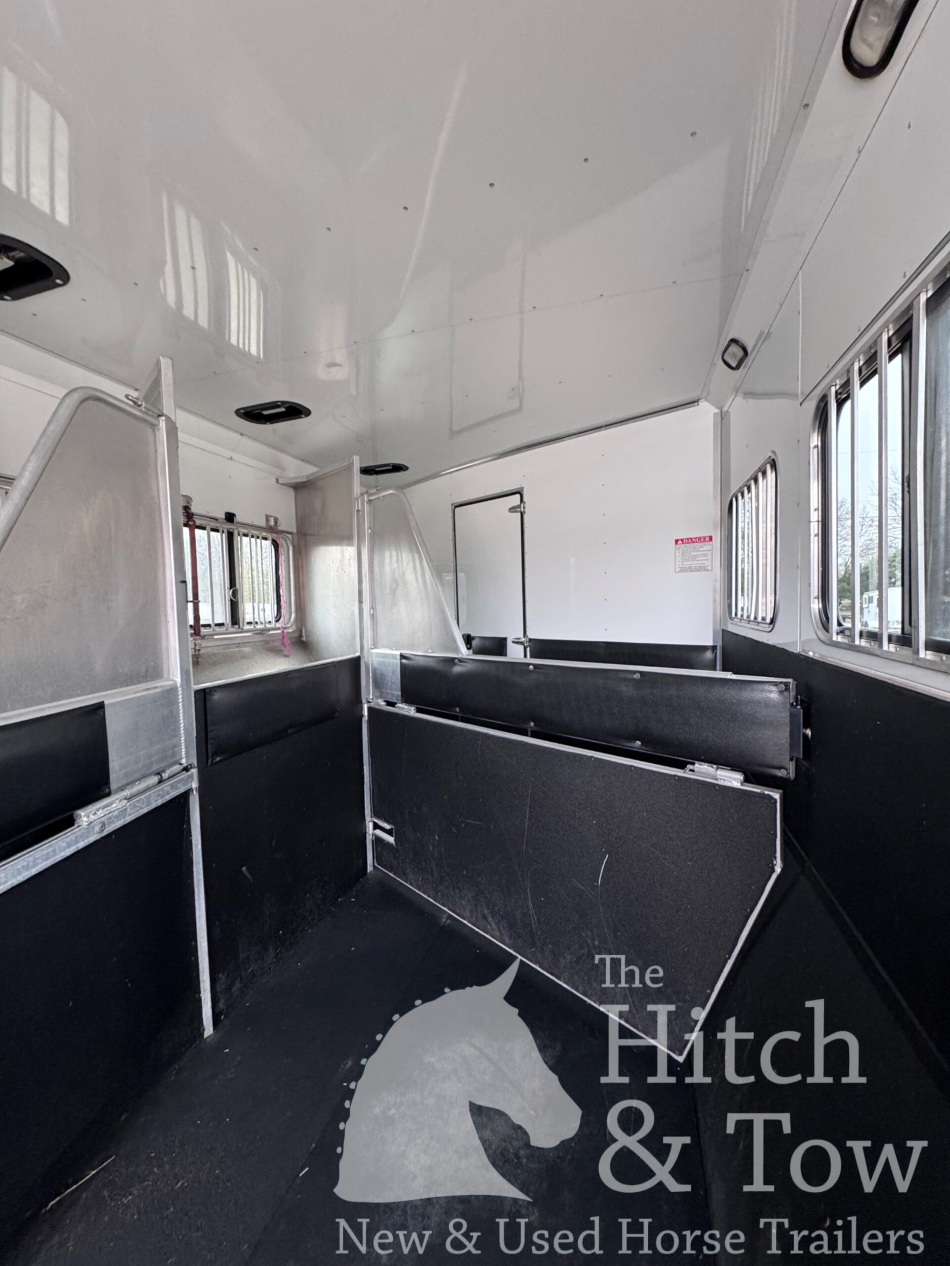 2006 SUNDOWNER 4 HORSE SLANT LOAD W/ 18′ LIVING QUARTERS TRAILER W/ UPGRADES $69,900