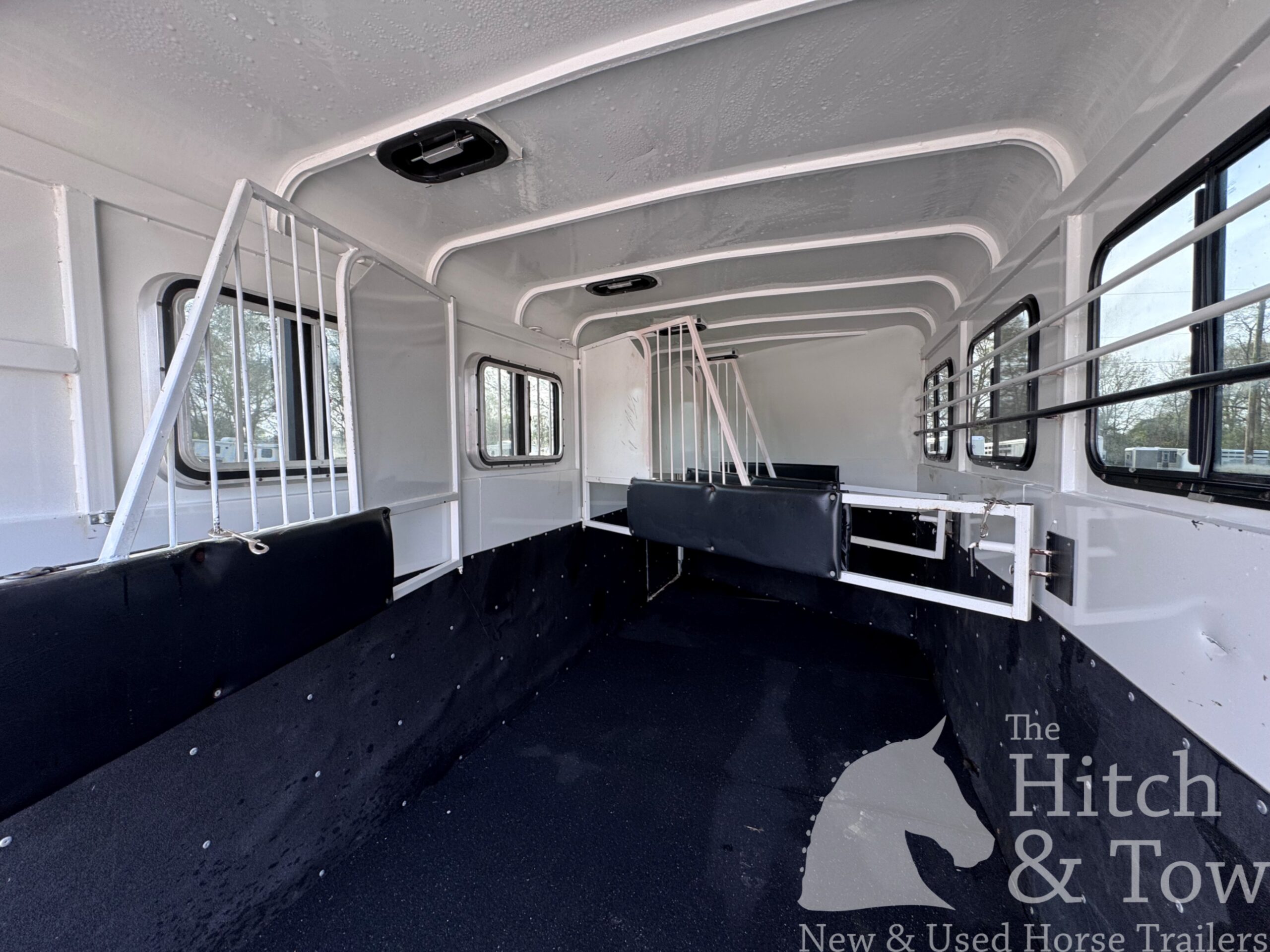 2019 Bee 4 HORSE SLANT LOAD GOOSENECK w/ DRESSING ROOM! $15,500