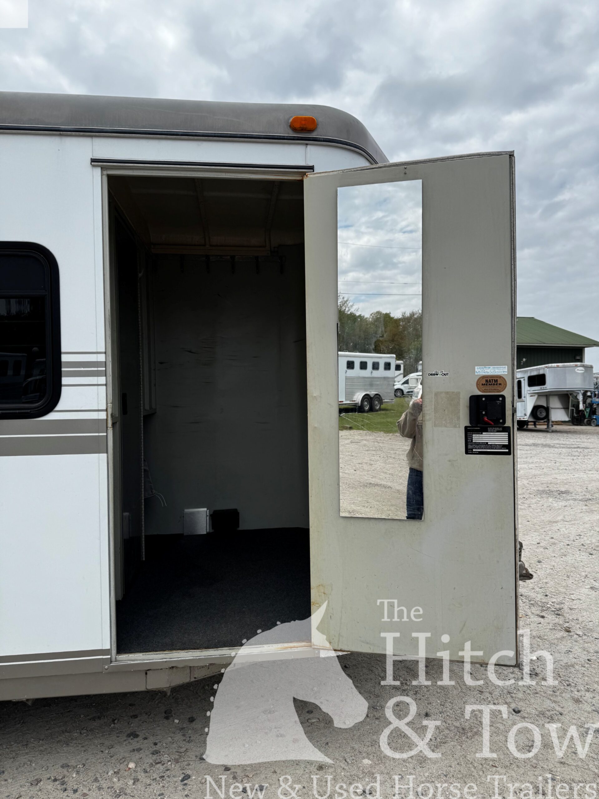 1999 HAWK 2 HORSE BUMPER PULL W/ MANGERS $7,900