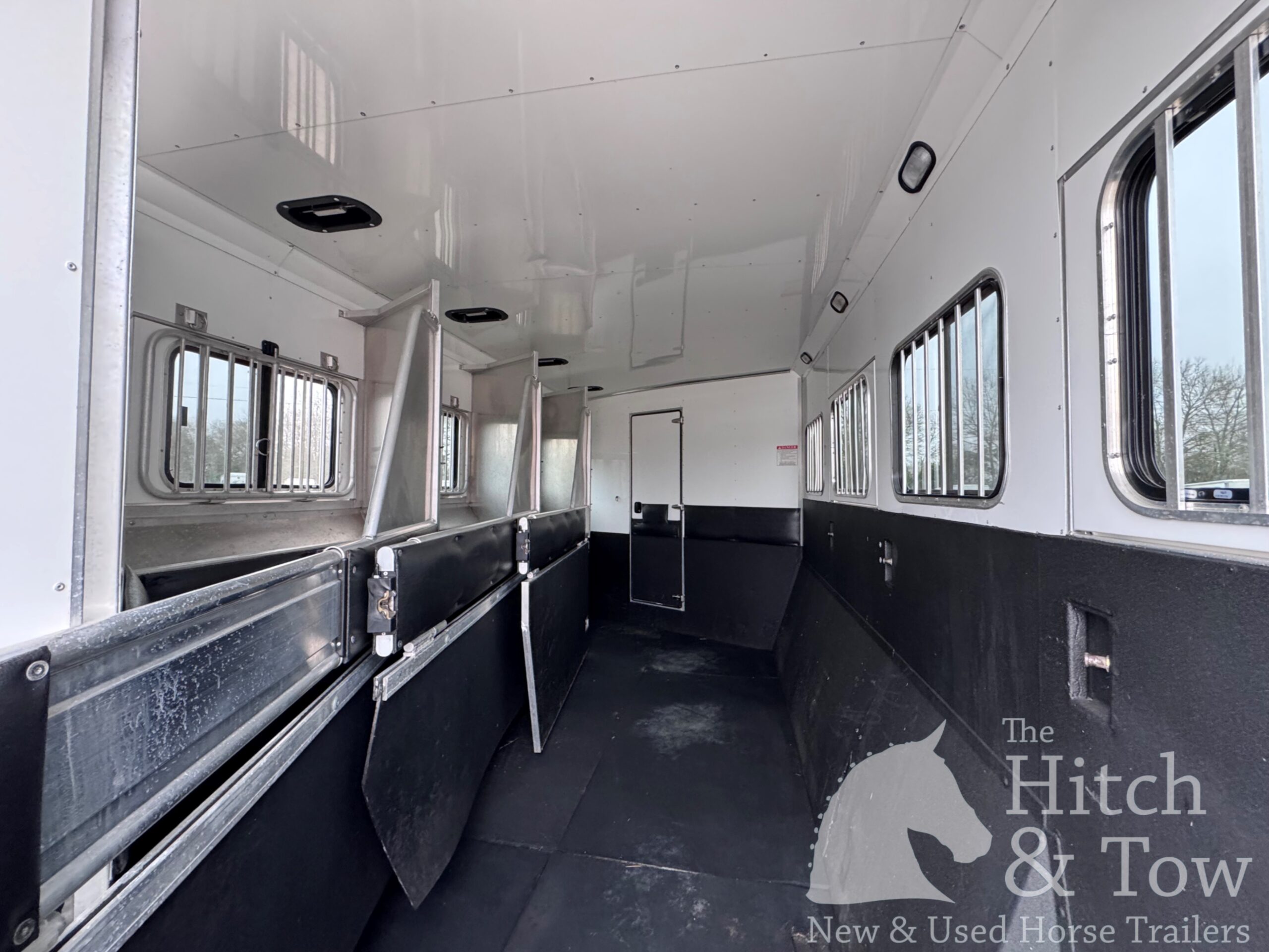 2006 SUNDOWNER 4 HORSE SLANT LOAD W/ 18′ LIVING QUARTERS TRAILER W/ UPGRADES $69,900