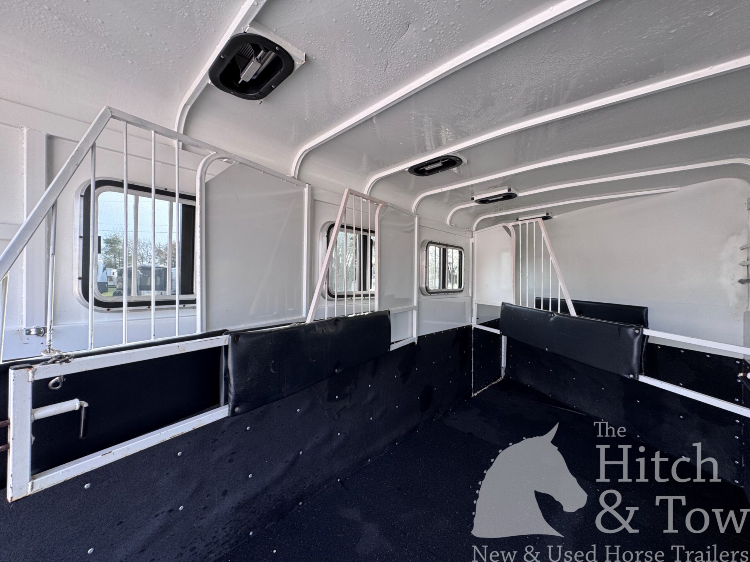 2019 Bee 4 HORSE SLANT LOAD GOOSENECK w/ DRESSING ROOM! $15,500