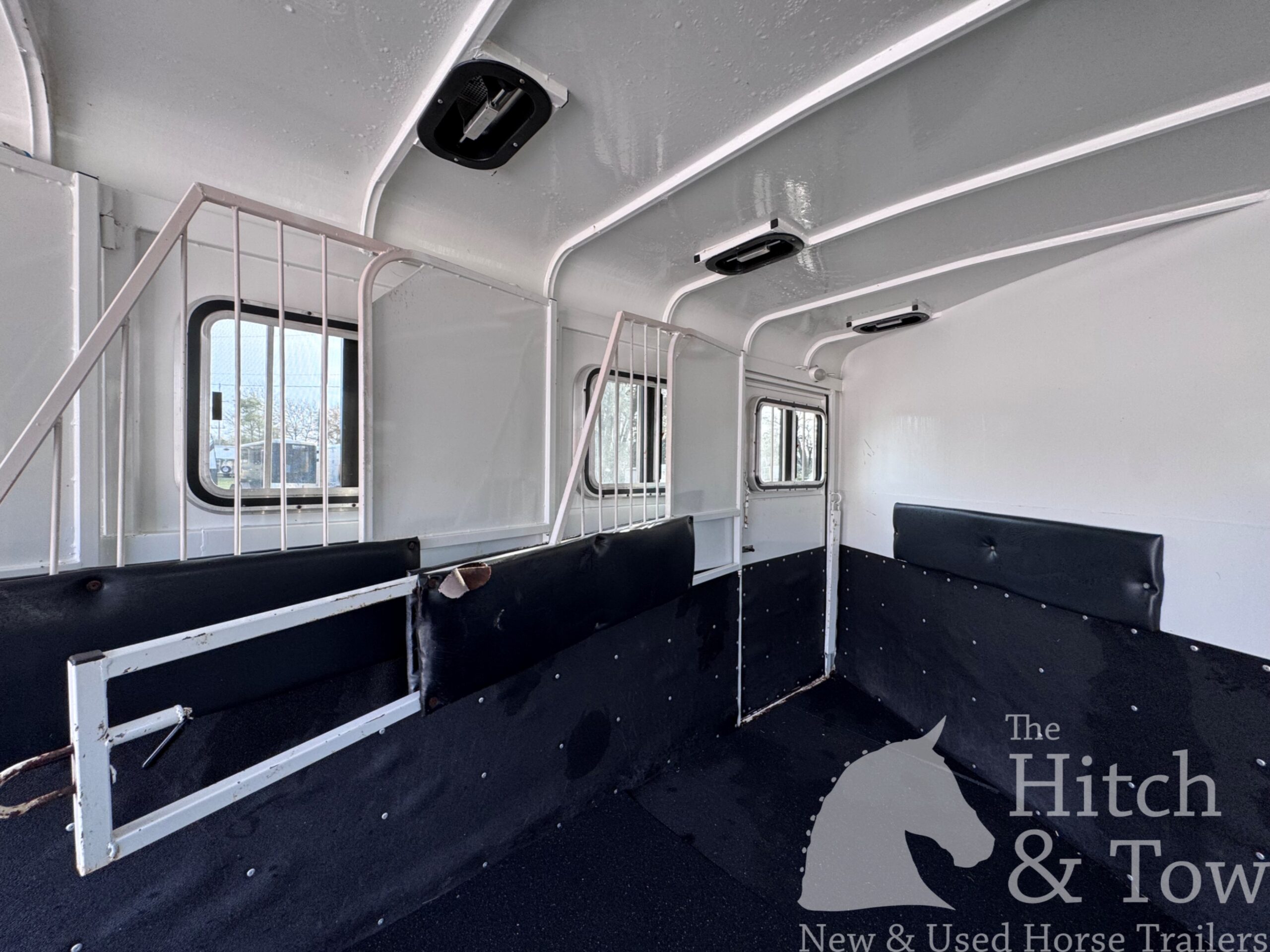 2019 Bee 4 HORSE SLANT LOAD GOOSENECK w/ DRESSING ROOM! $15,500