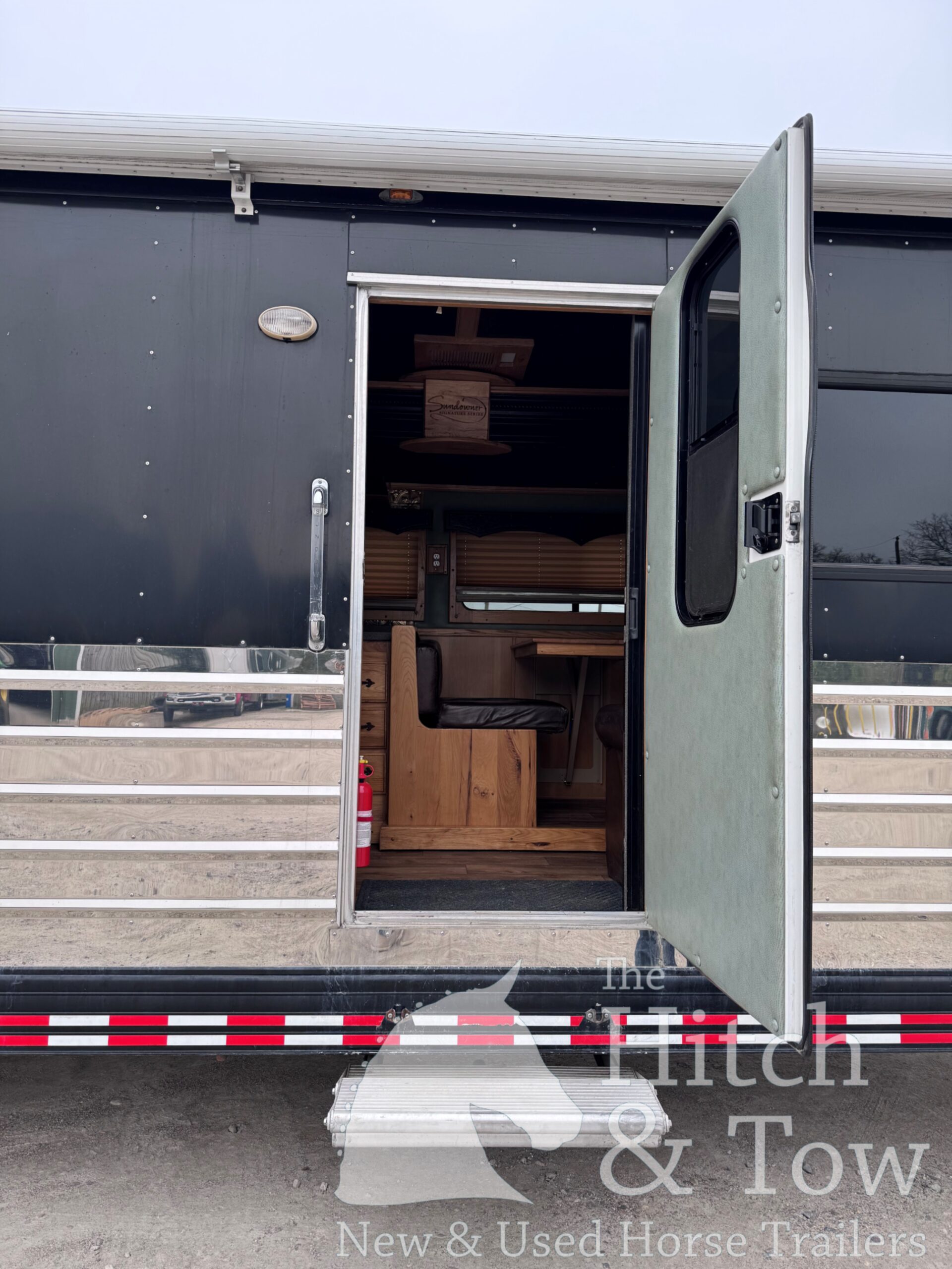 2006 SUNDOWNER 4 HORSE SLANT LOAD W/ 18′ LIVING QUARTERS TRAILER W/ UPGRADES $69,900