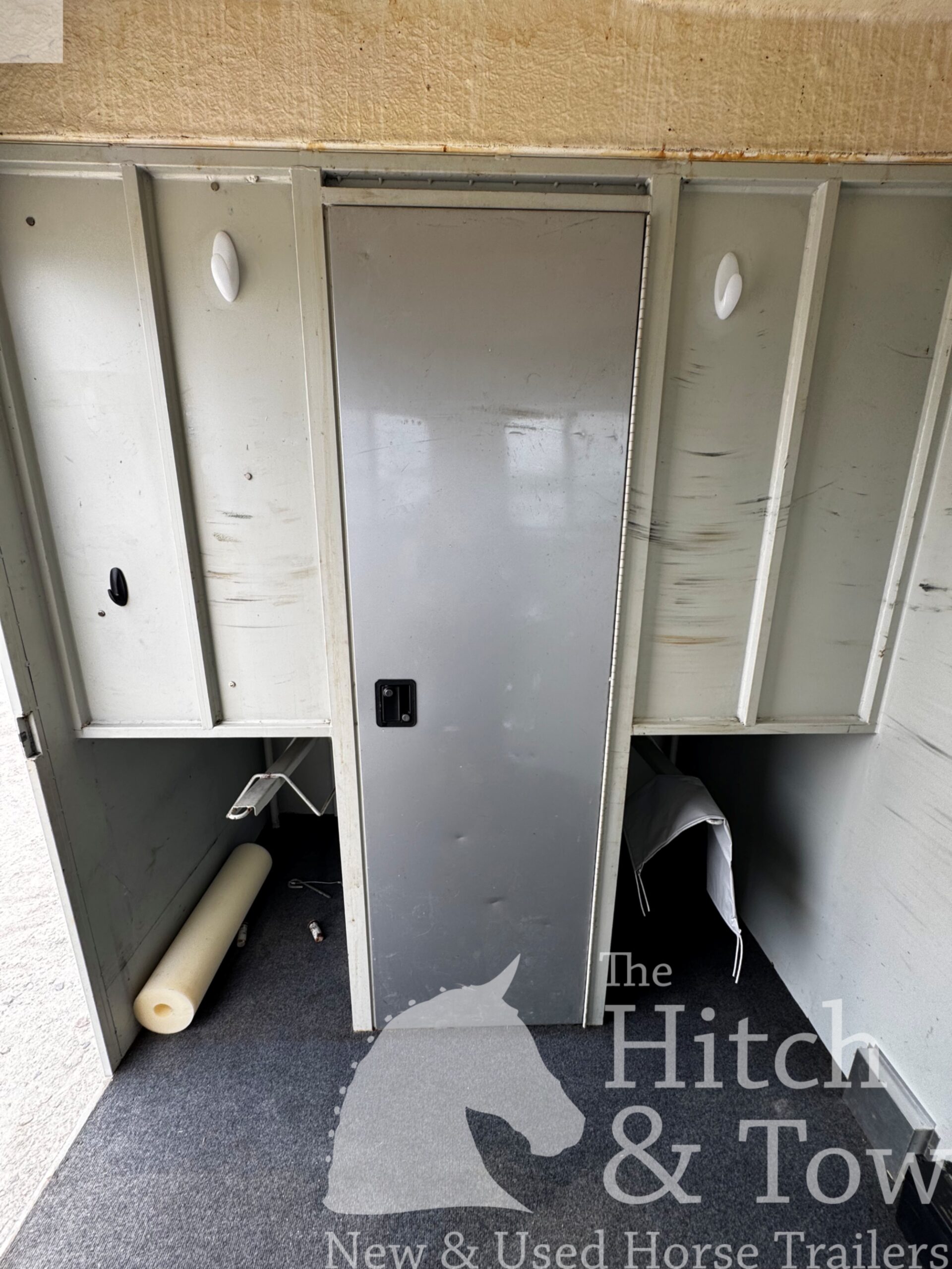 1999 HAWK 2 HORSE BUMPER PULL W/ MANGERS $7,900