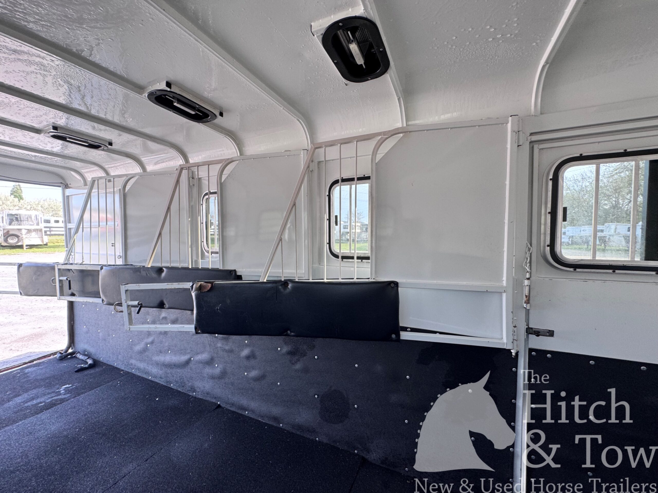 2019 Bee 4 HORSE SLANT LOAD GOOSENECK w/ DRESSING ROOM! $15,500