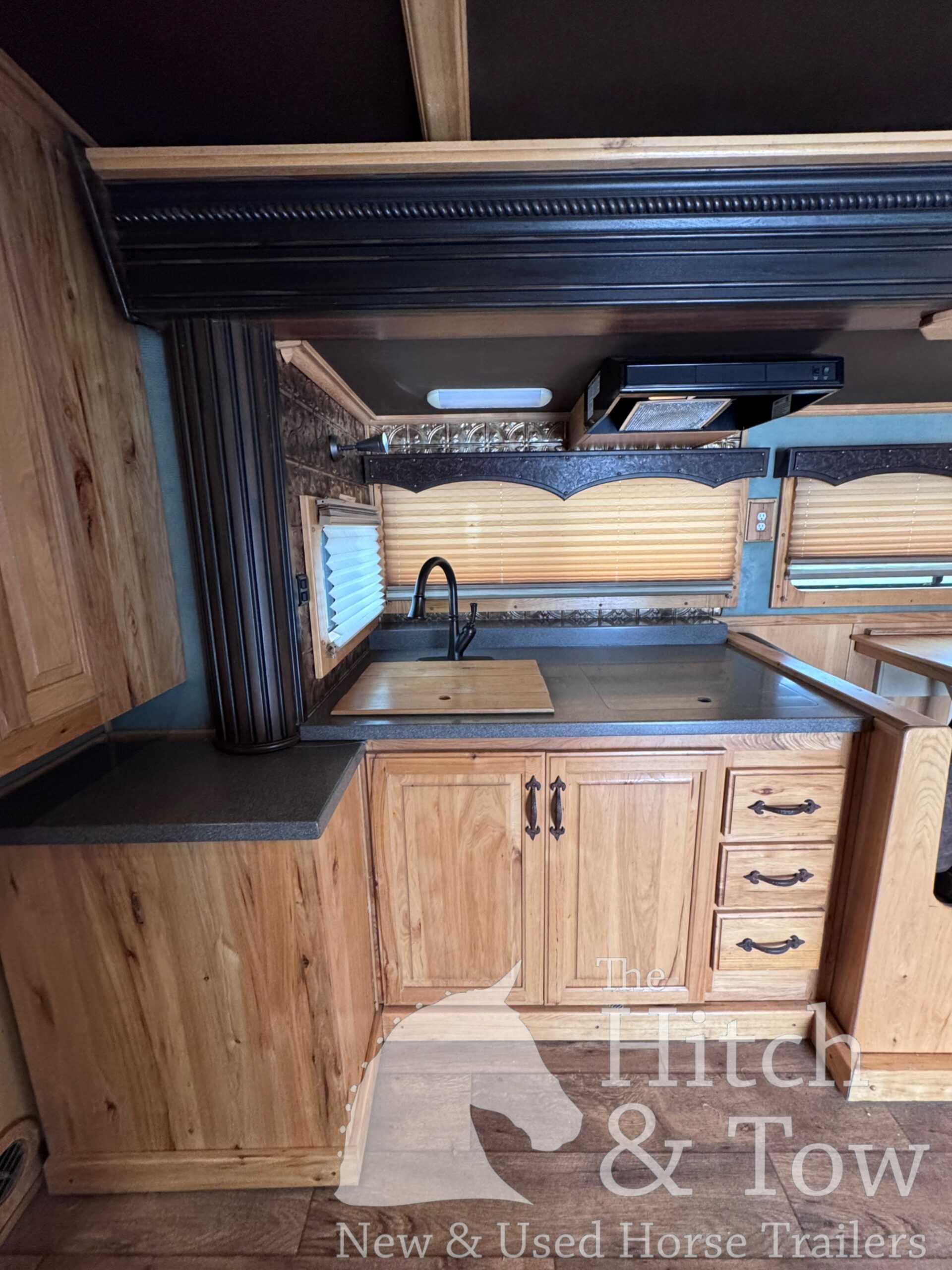 2006 SUNDOWNER 4 HORSE SLANT LOAD W/ 18′ LIVING QUARTERS TRAILER W/ UPGRADES $69,900