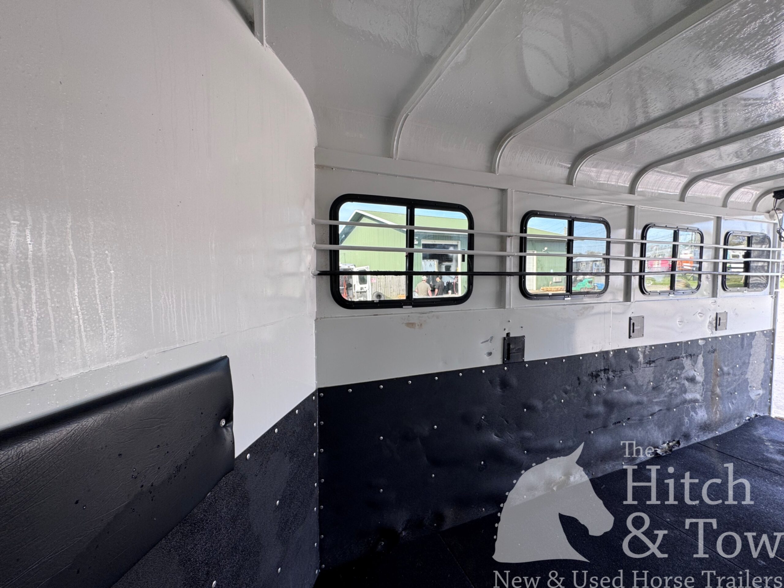 2019 Bee 4 HORSE SLANT LOAD GOOSENECK w/ DRESSING ROOM! $15,500