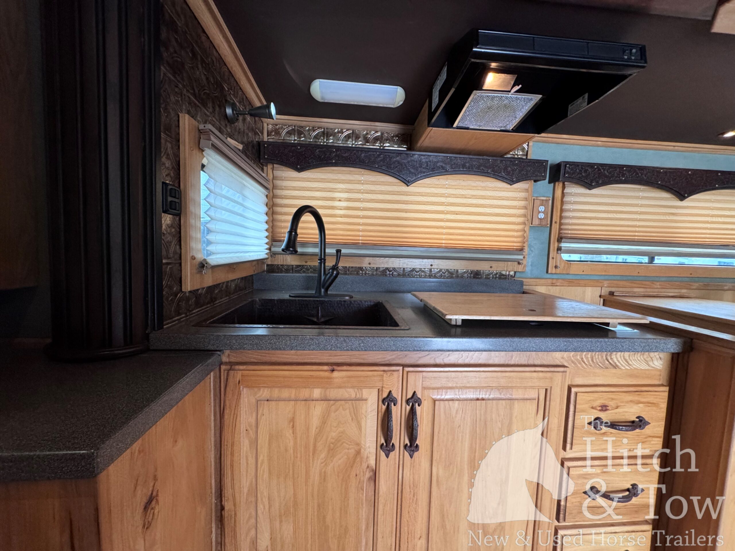 2006 SUNDOWNER 4 HORSE SLANT LOAD W/ 18′ LIVING QUARTERS TRAILER W/ UPGRADES $69,900