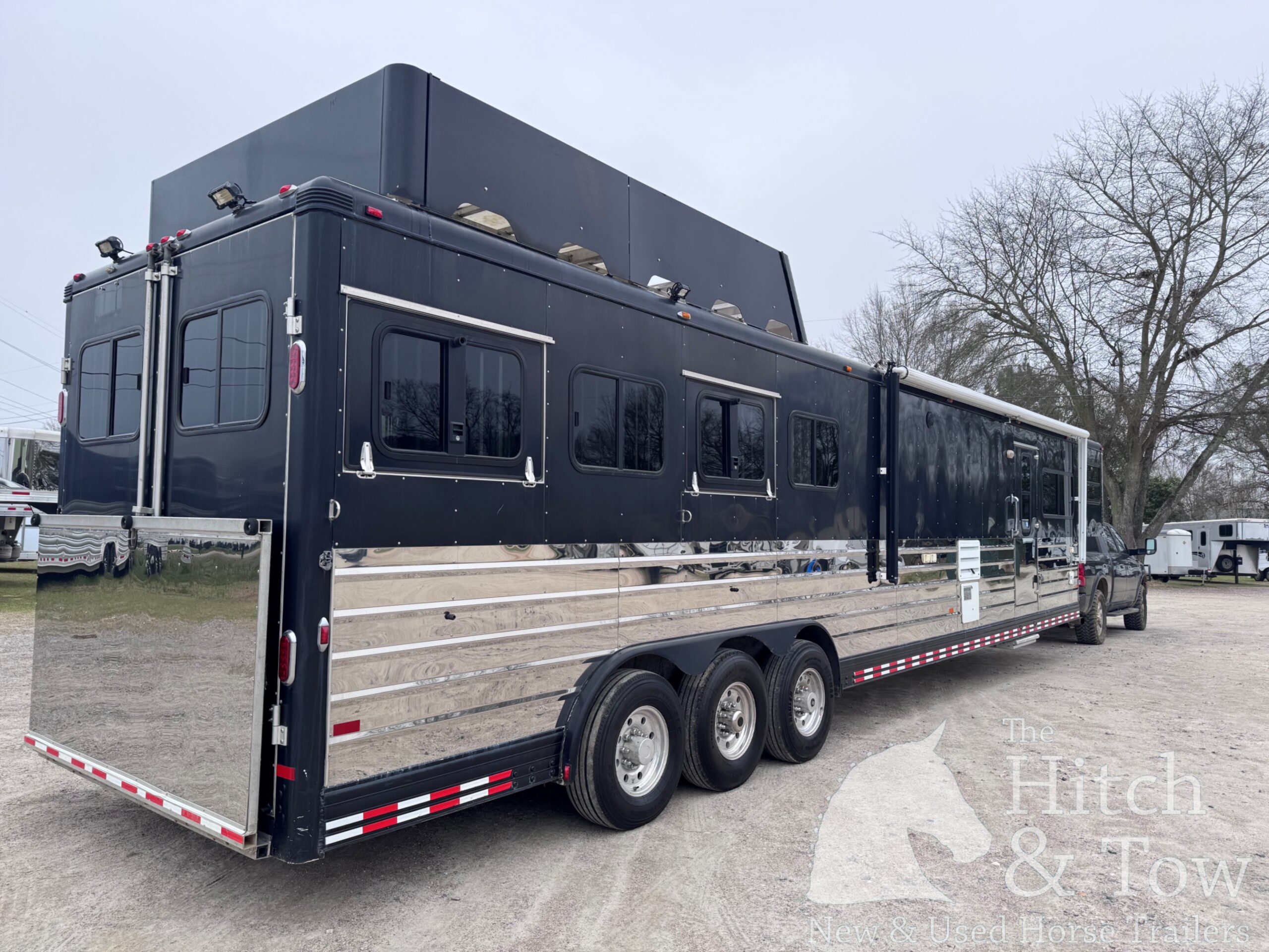 2006 SUNDOWNER 4 HORSE SLANT LOAD W/ 18′ LIVING QUARTERS TRAILER W/ UPGRADES $69,900