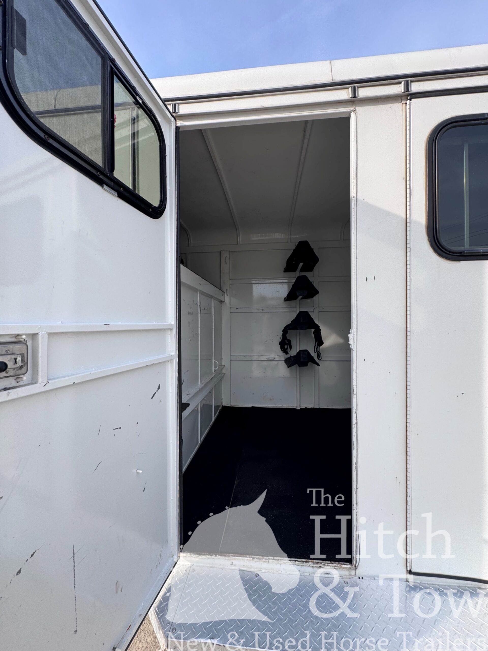 2019 Bee 4 HORSE SLANT LOAD GOOSENECK w/ DRESSING ROOM! $15,500