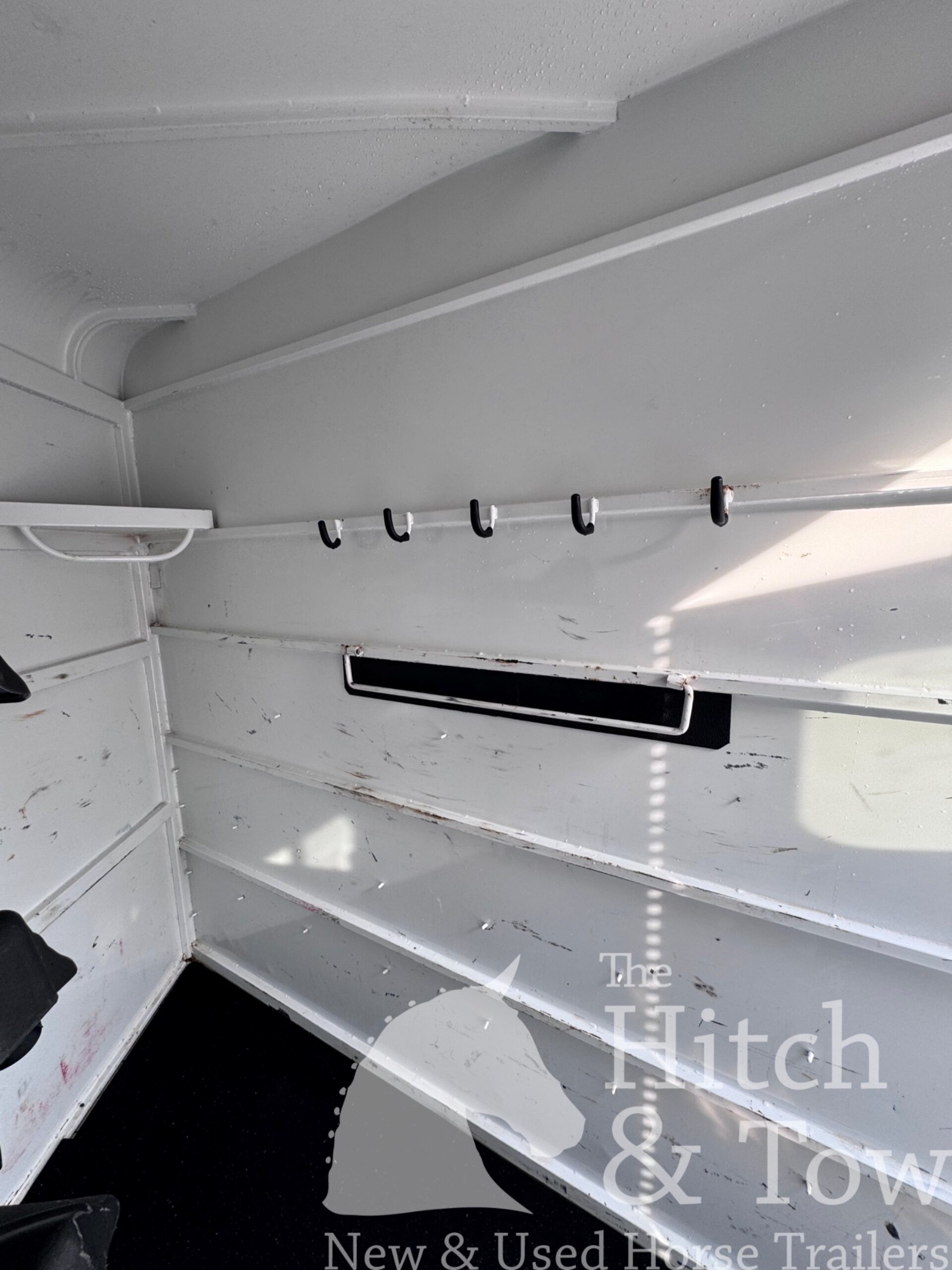 2019 Bee 4 HORSE SLANT LOAD GOOSENECK w/ DRESSING ROOM! $15,500