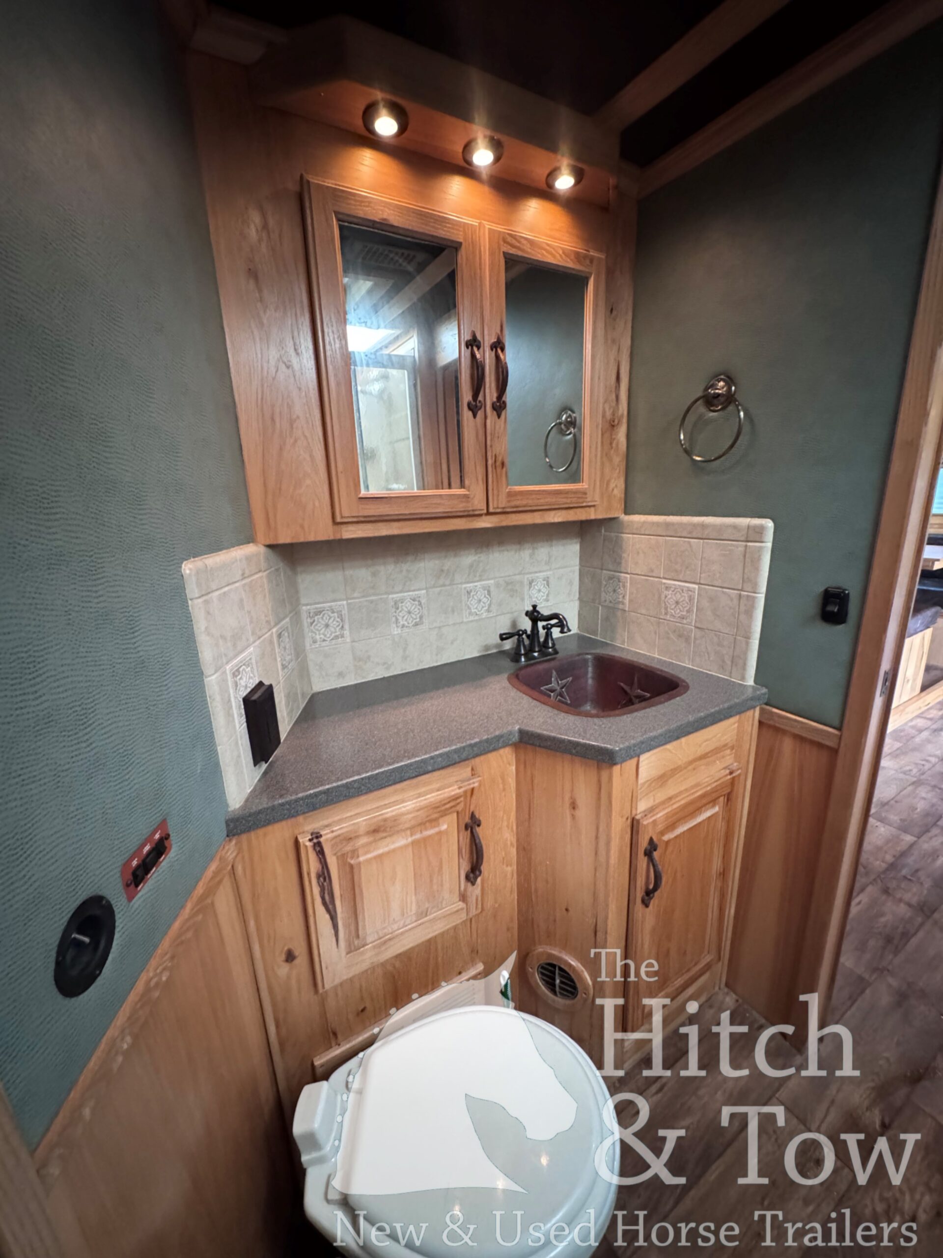 2006 SUNDOWNER 4 HORSE SLANT LOAD W/ 18′ LIVING QUARTERS TRAILER W/ UPGRADES $69,900