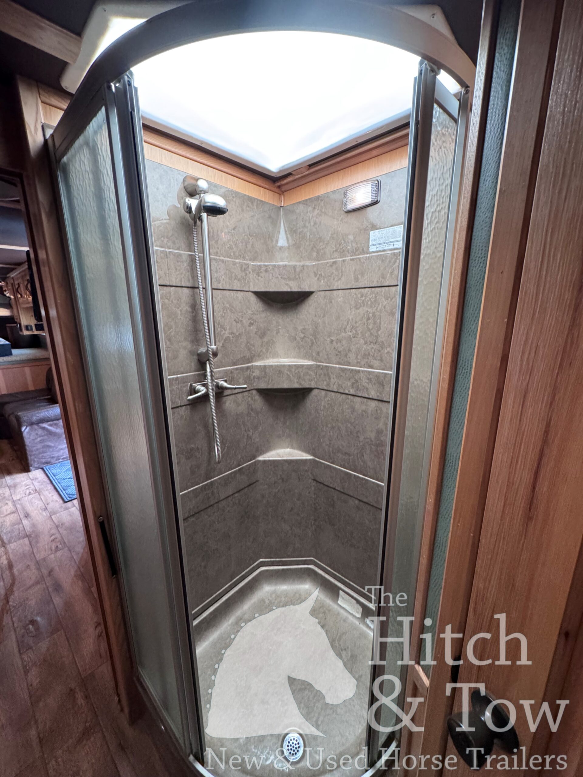 2006 SUNDOWNER 4 HORSE SLANT LOAD W/ 18′ LIVING QUARTERS TRAILER W/ UPGRADES $69,900